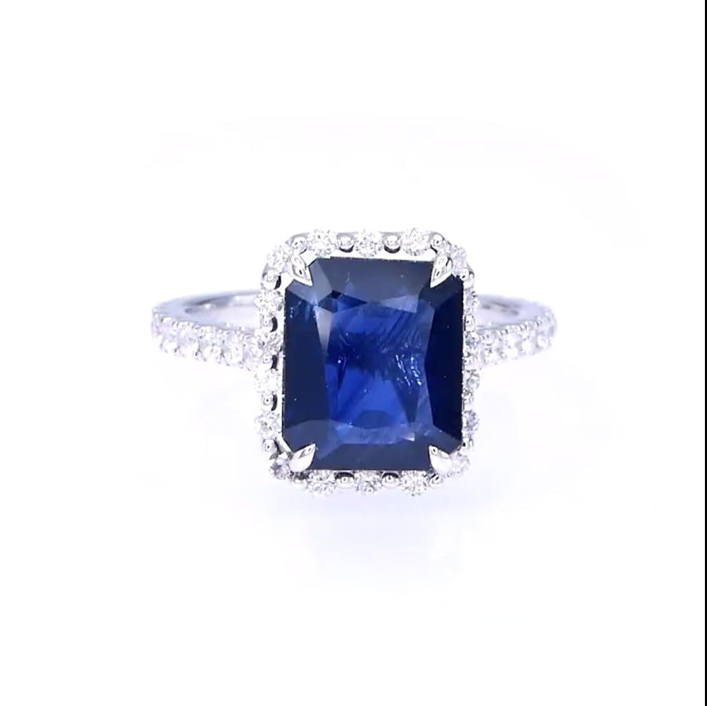 Este exquisito anillo exhibe un llamativo zafiro natural de 3,81 quilates, admirado por su profundo tono azul real y su excepcional claridad. El zafiro talla esmeralda está enmarcado por un halo resplandeciente de diamantes talla brillante, que