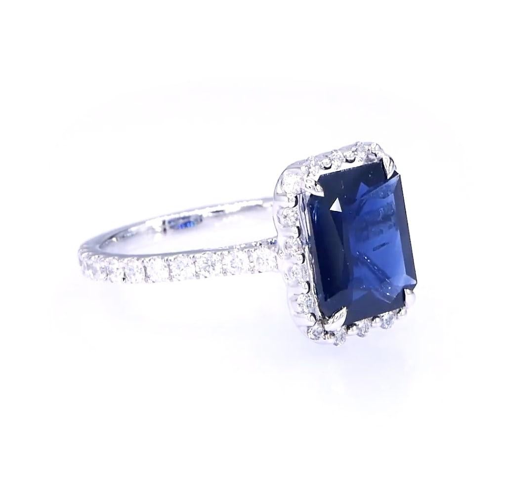 Anillo de cóctel con halo de diamantes y zafiros de 3.81 quilates Contemporáneo en venta