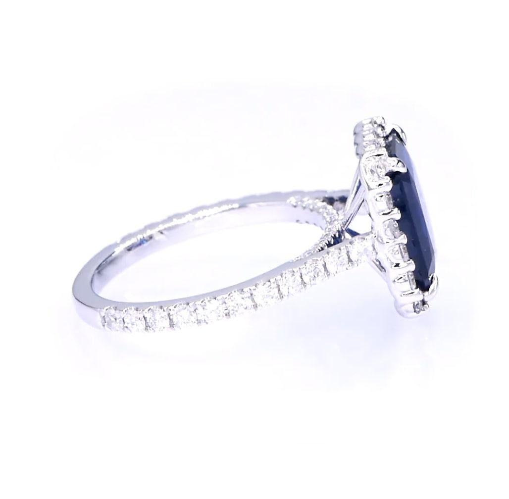 Anillo de cóctel con halo de diamantes y zafiros de 3.81 quilates Corte esmeralda en venta
