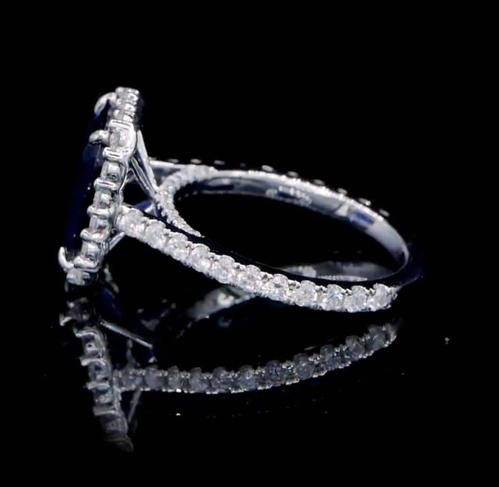Anillo de cóctel con halo de diamantes y zafiros de 3.81 quilates en Nuevo estado para la venta en Bangkok, TH