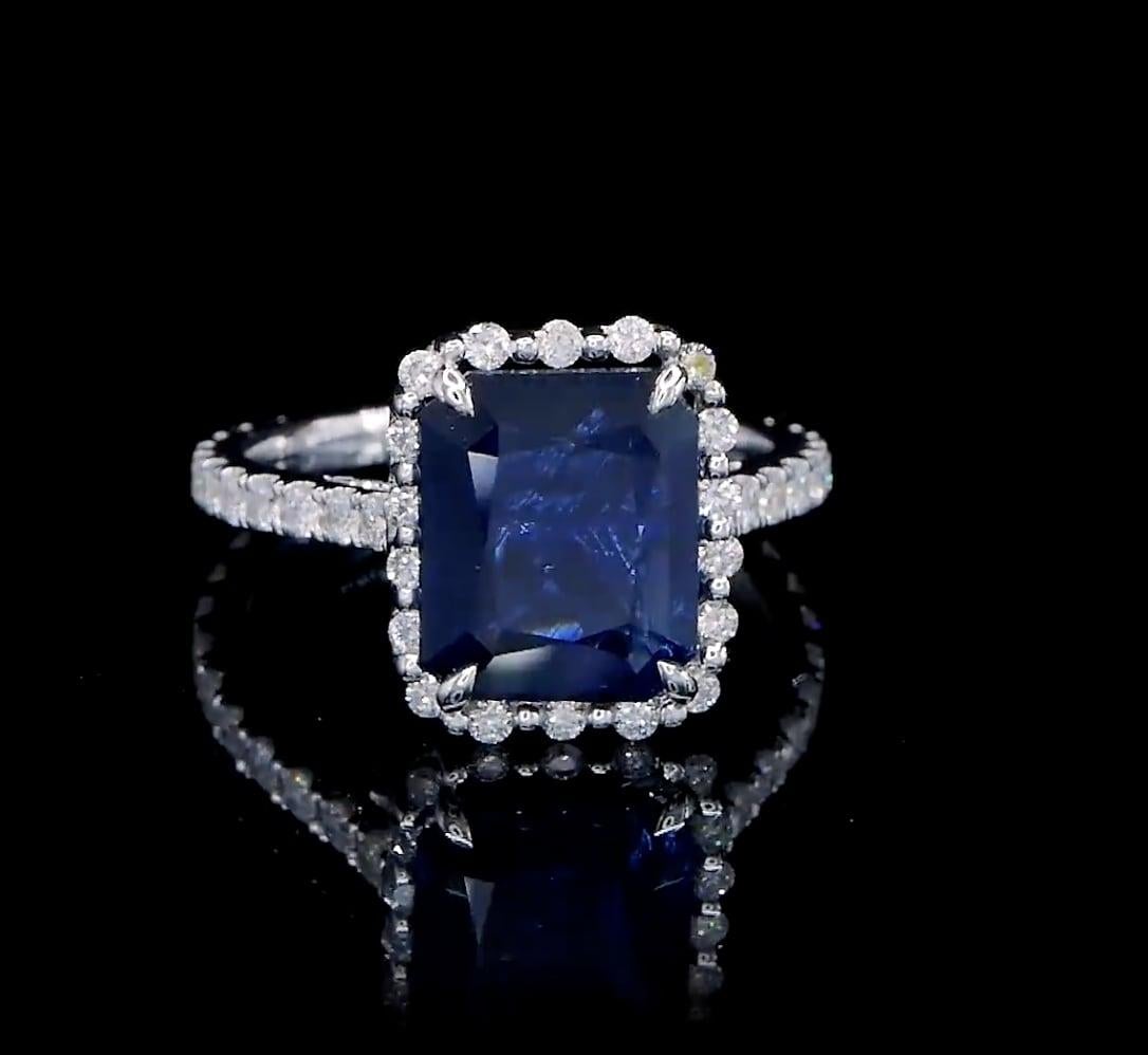 De las mujeres Anillo de cóctel con halo de diamantes y zafiros de 3.81 quilates en venta