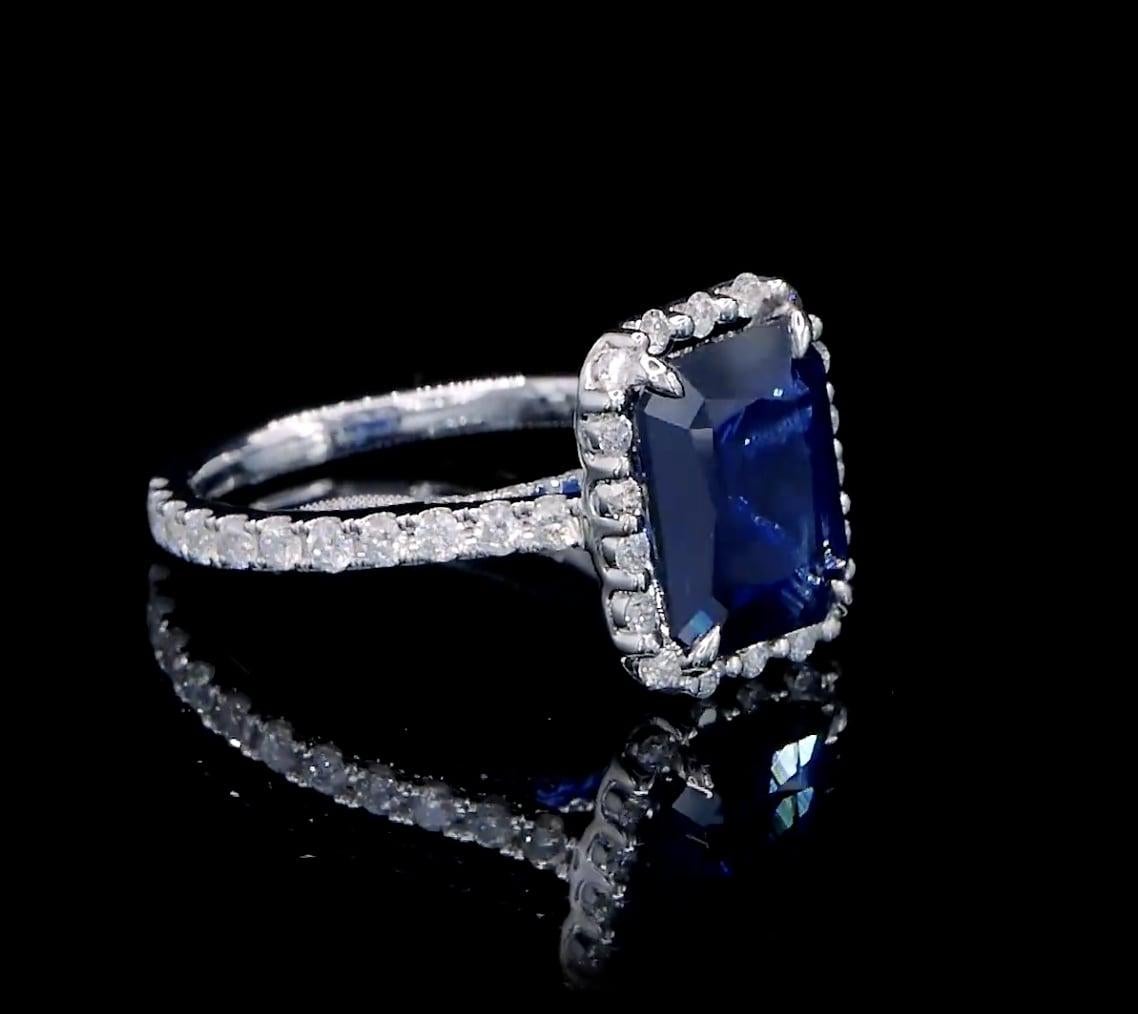 Anillo de cóctel con halo de diamantes y zafiros de 3.81 quilates en venta 1