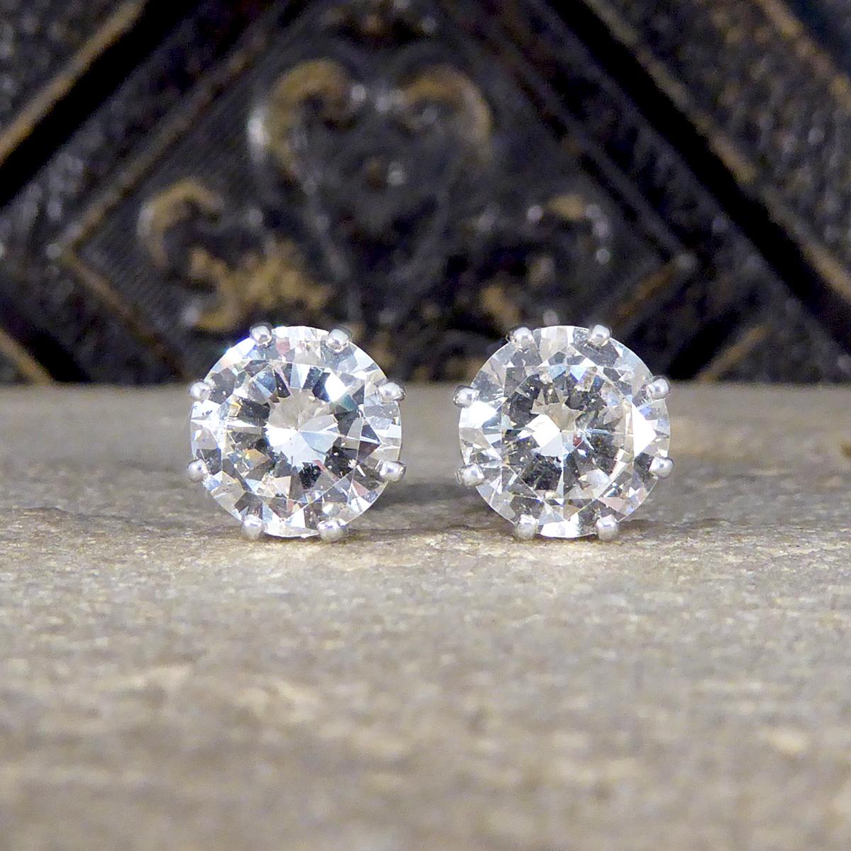 Das perfekte Paar großer Diamant-Ohrstecker. Jeder Ohrstecker ist mit einem runden Diamanten im Brillantschliff besetzt, der in Farbe und Reinheit gut zusammenpasst und insgesamt 3.82ct wiegt. Die Diamanten haben jeweils einen Anchor Cert Diamant