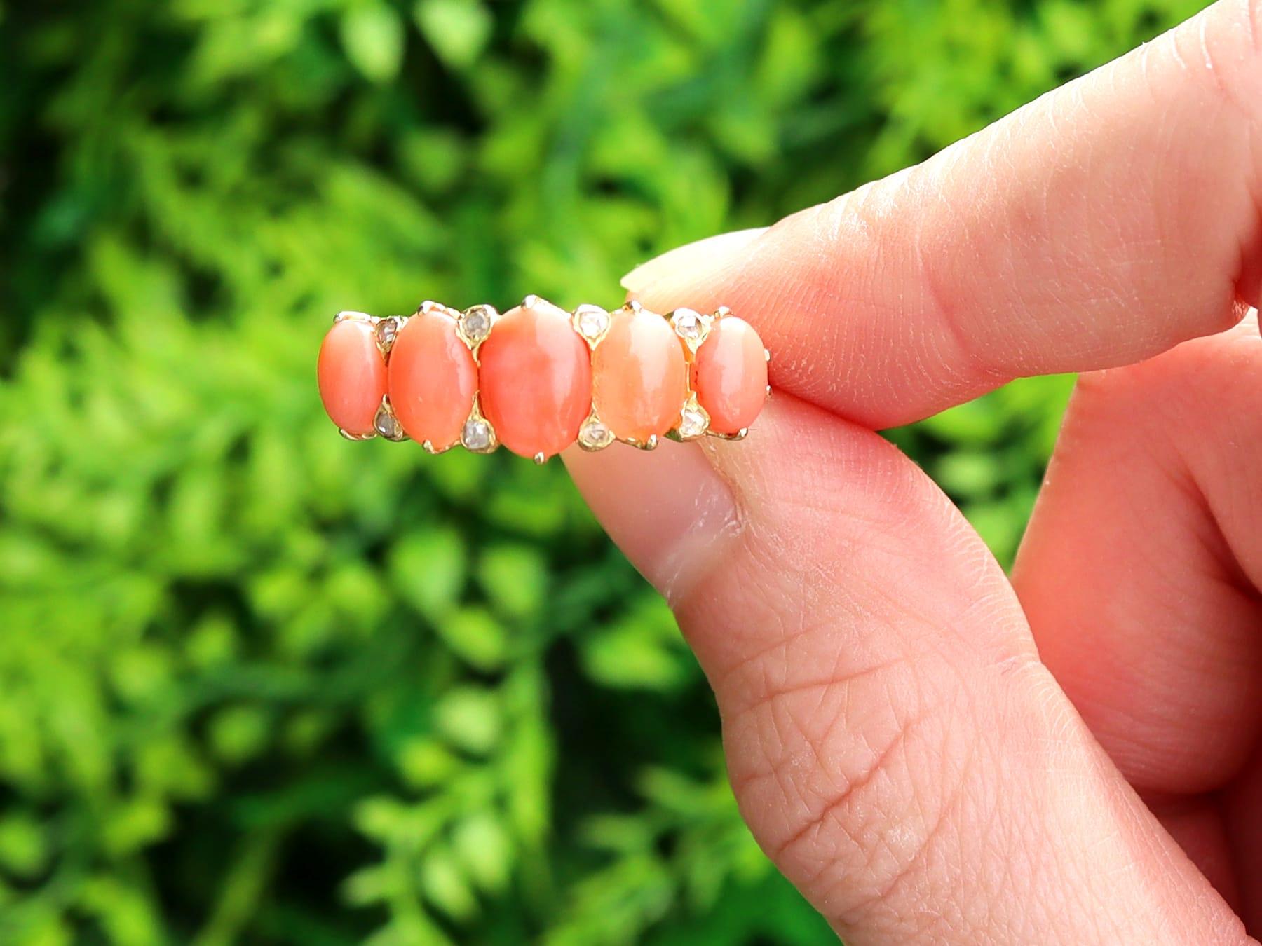 Une belle et impressionnante bague ancienne de 3,82 carats de corail et 0,16 carat de diamant, en or jaune 18k à cinq pierres ; faisant partie de nos collections de bijoux anciens en corail. 

Cette belle et impressionnante bague en corail antique a