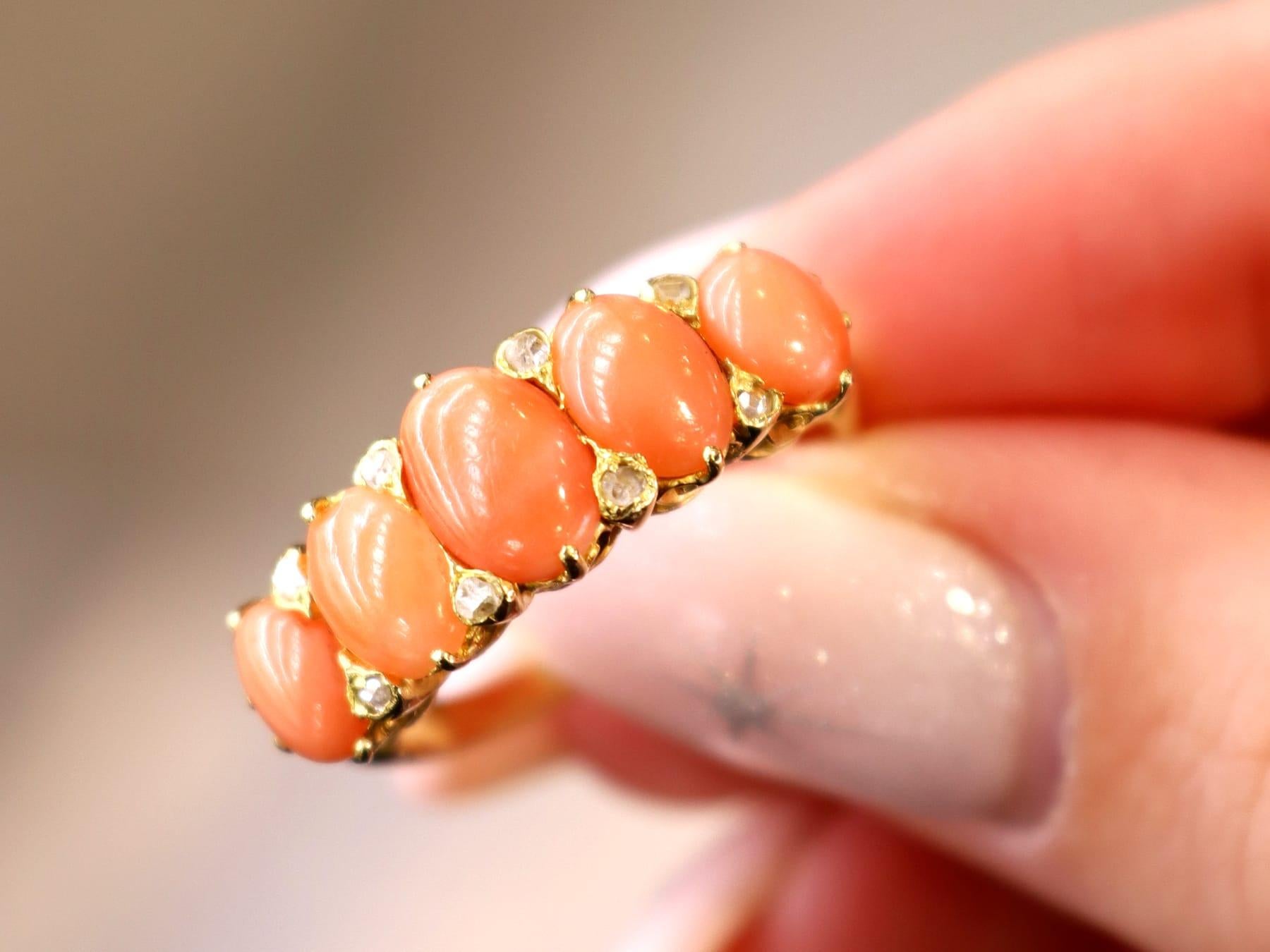 Taille cabochon Bague à cinq pierres en or jaune 18 carats, corail de 3,82 carats, diamants de 0,16 carat en vente