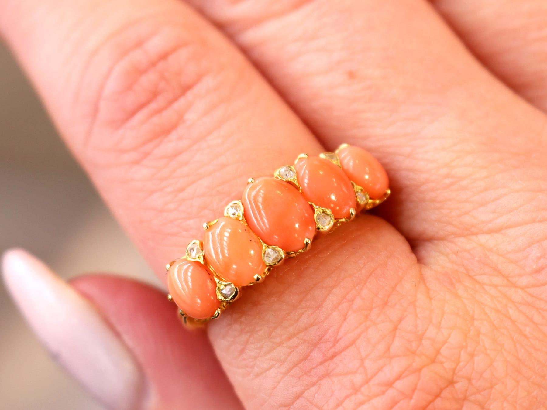 Bague à cinq pierres en or jaune 18 carats, corail de 3,82 carats, diamants de 0,16 carat Excellent état - En vente à Jesmond, Newcastle Upon Tyne