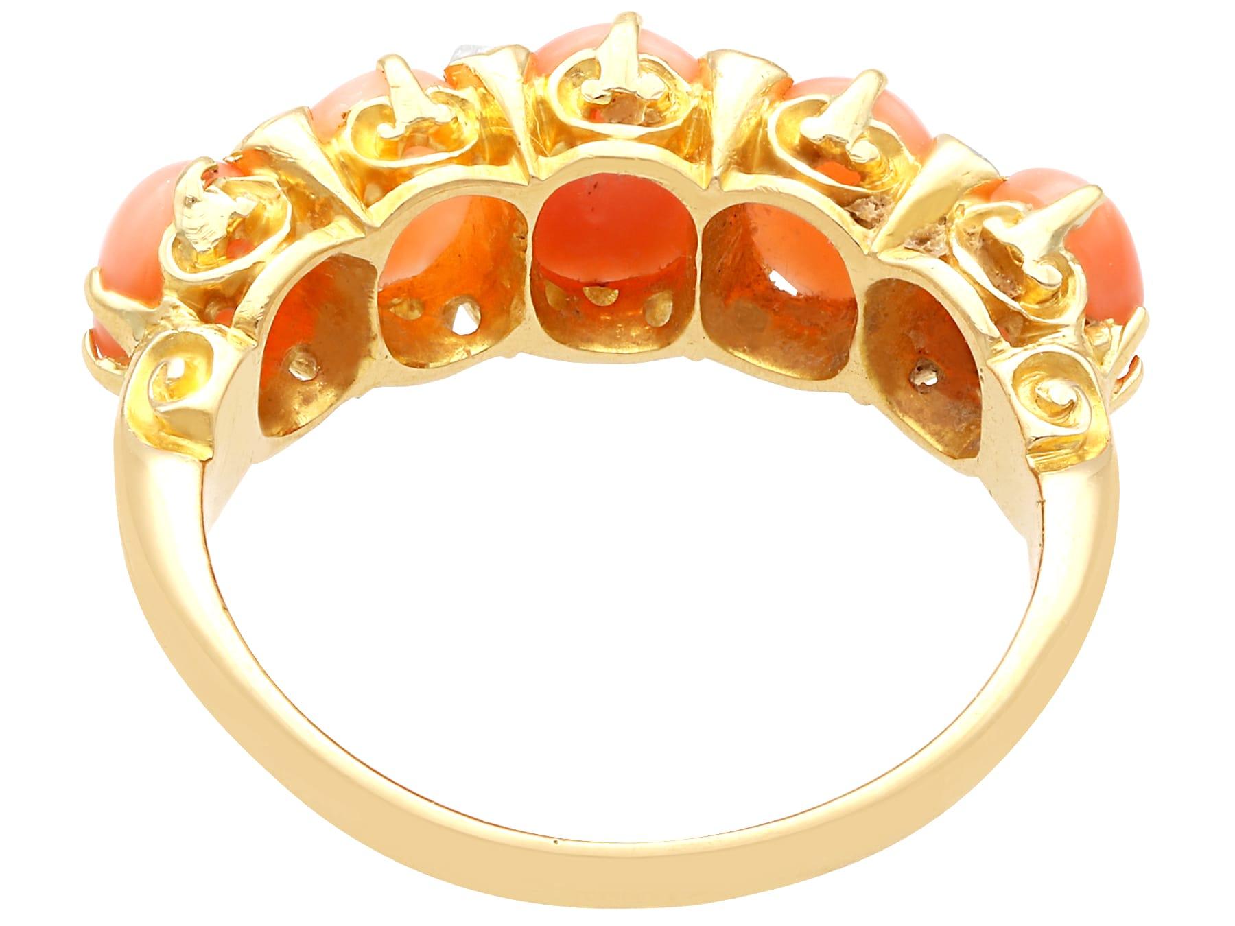 Bague à cinq pierres en or jaune 18 carats, corail de 3,82 carats, diamants de 0,16 carat en vente 1