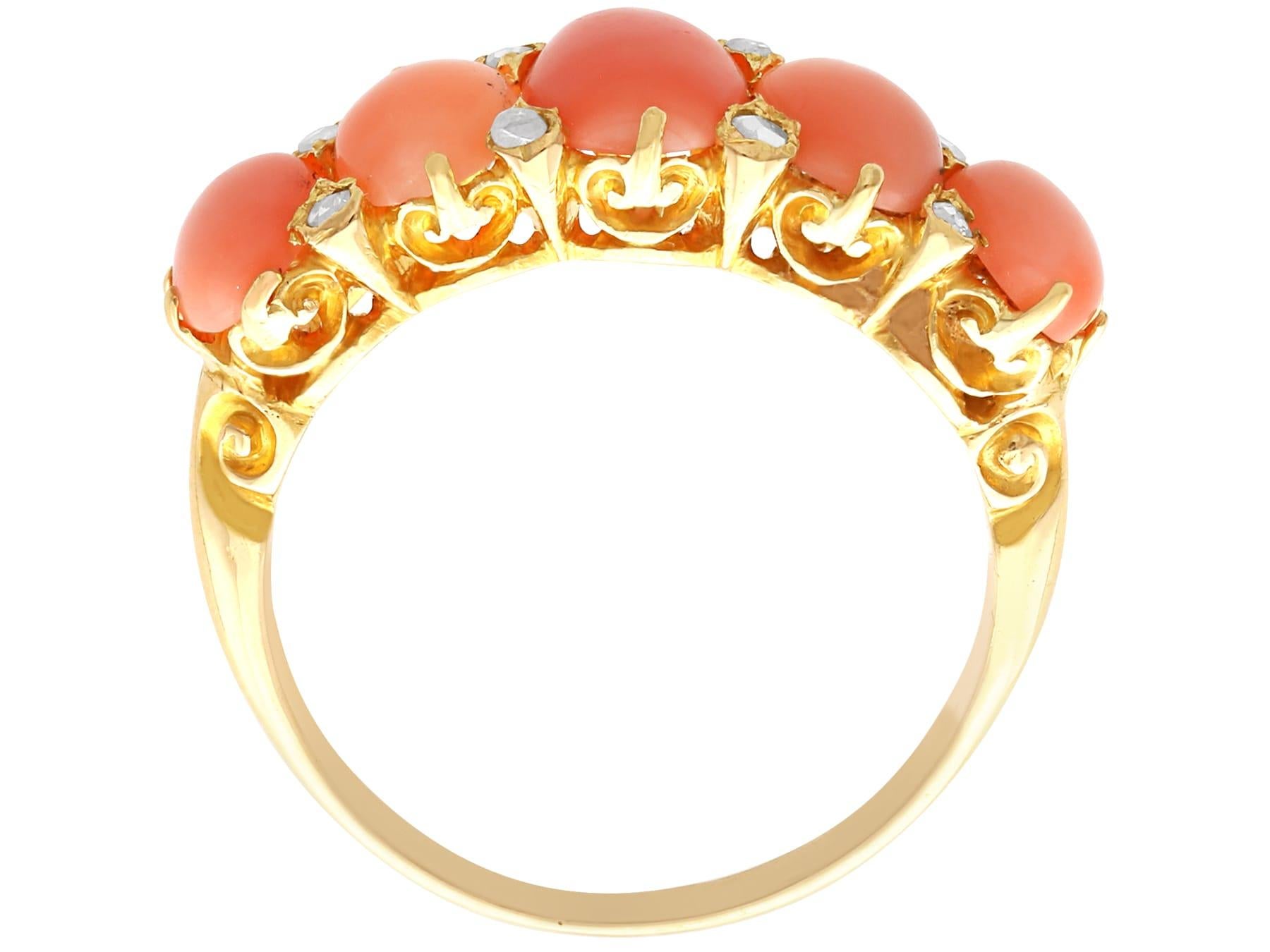 Bague à cinq pierres en or jaune 18 carats, corail de 3,82 carats, diamants de 0,16 carat en vente 2