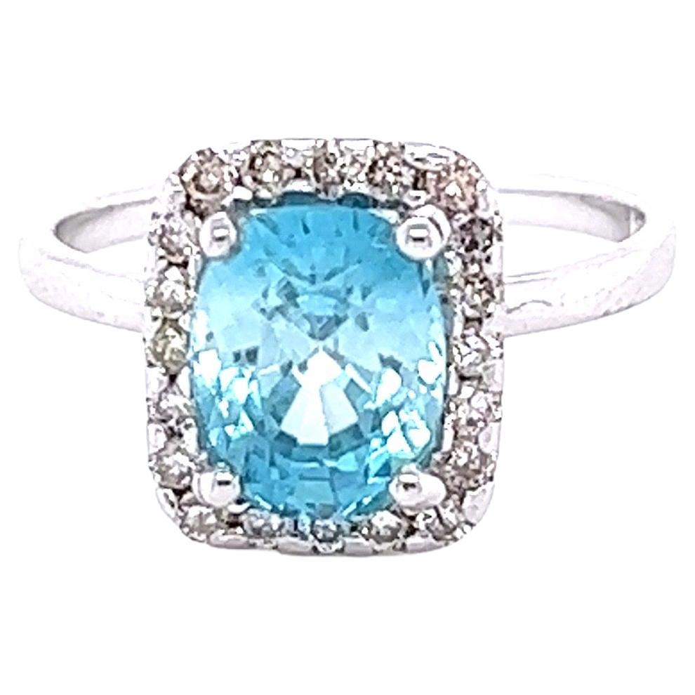 Bague en or blanc avec zircon bleu de 3.82 carats et diamants