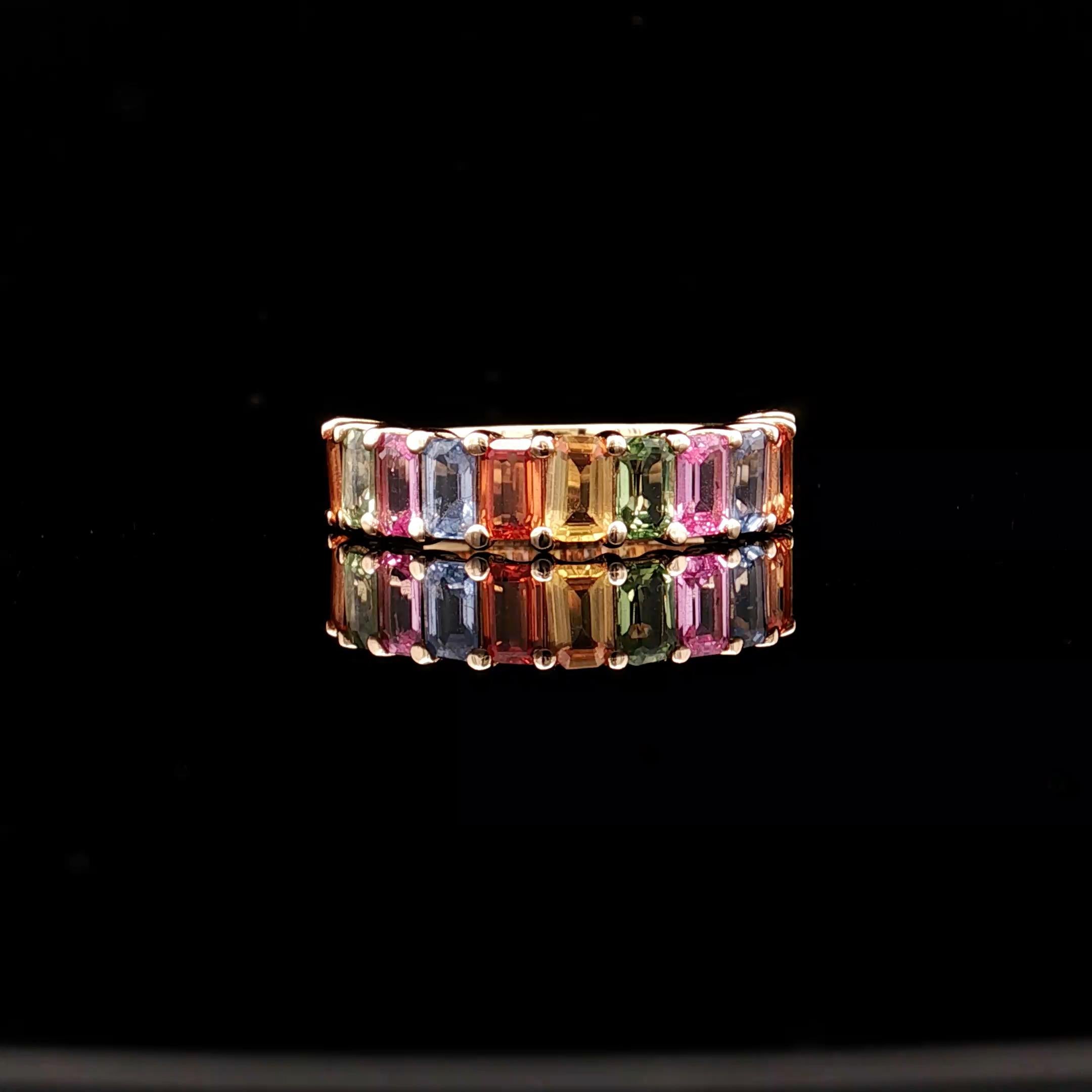 Bague en or blanc 18kt avec diamants
  
  Couleur de l'or et carat : Or blanc 18kt
  Poids : 4.36 grammes
  
  Ensemble avec...
  Type de pierre : Saphir
  Forme : Émeraude
  Carat : 3,82 ct
  Couleur : YG RG
  