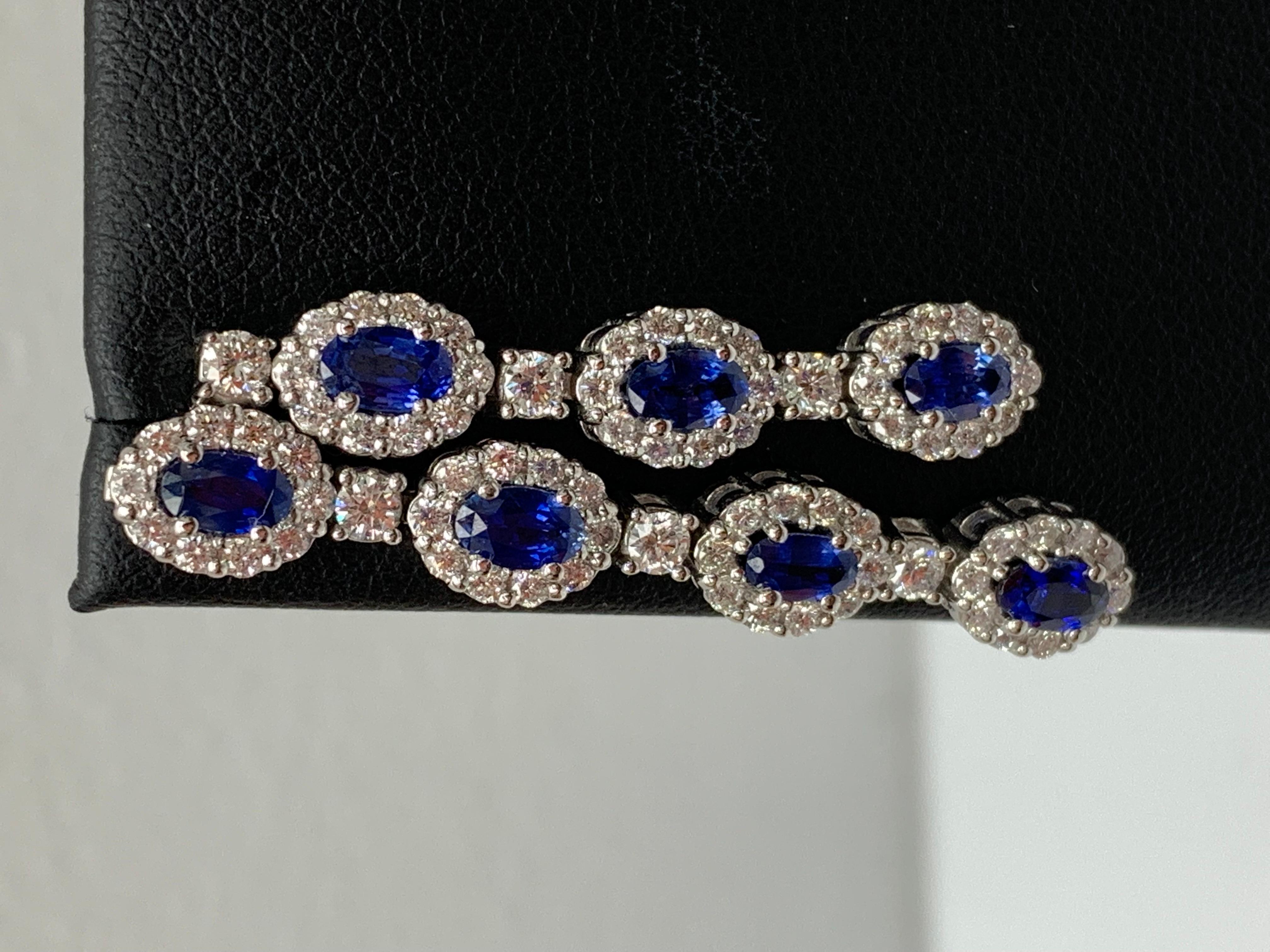 Moderne Pendants d'oreilles en or blanc 14 carats avec saphir bleu de taille ovale et diamant halo de 3,82 carats en vente