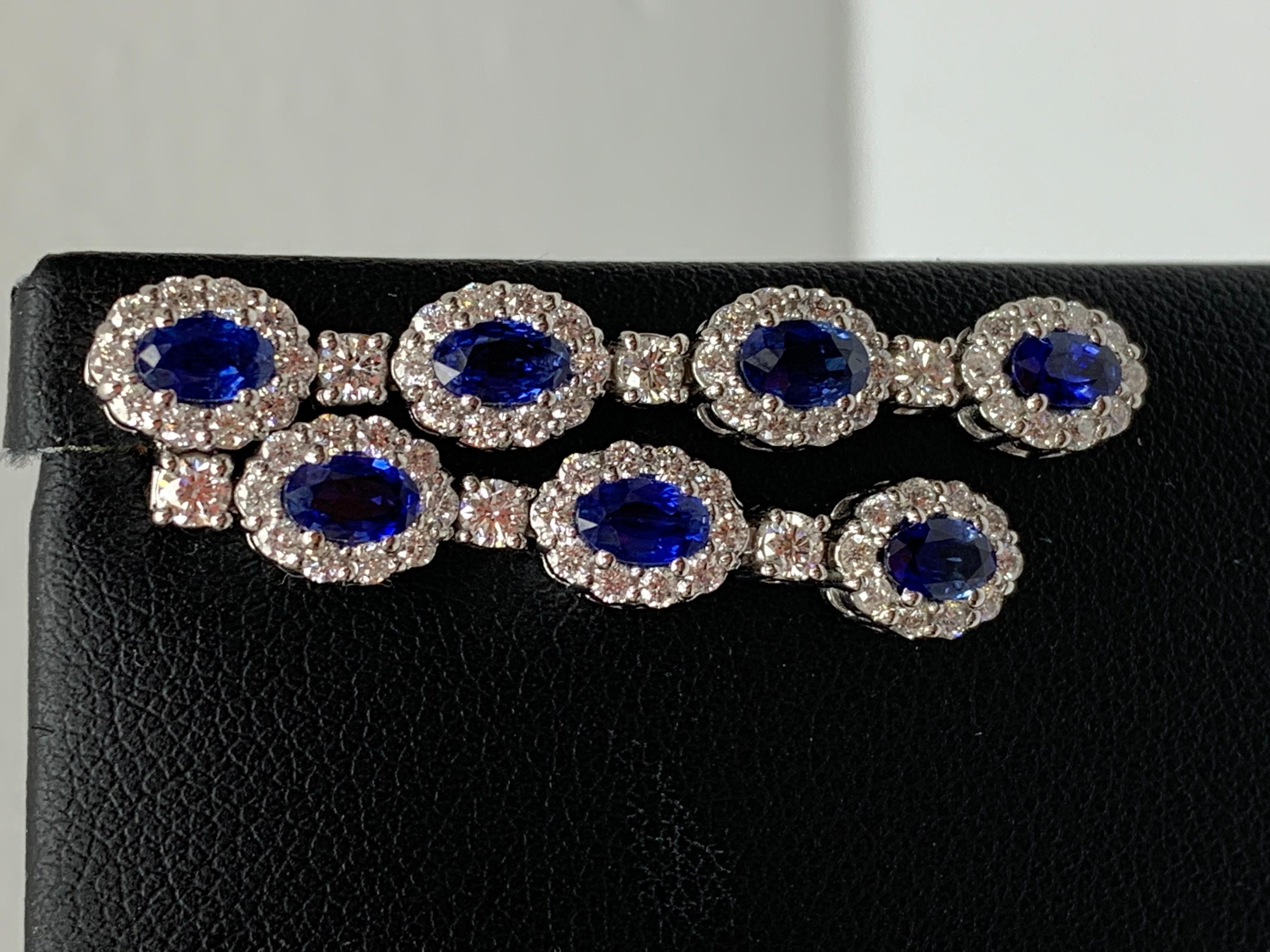 Taille ovale Pendants d'oreilles en or blanc 14 carats avec saphir bleu de taille ovale et diamant halo de 3,82 carats en vente