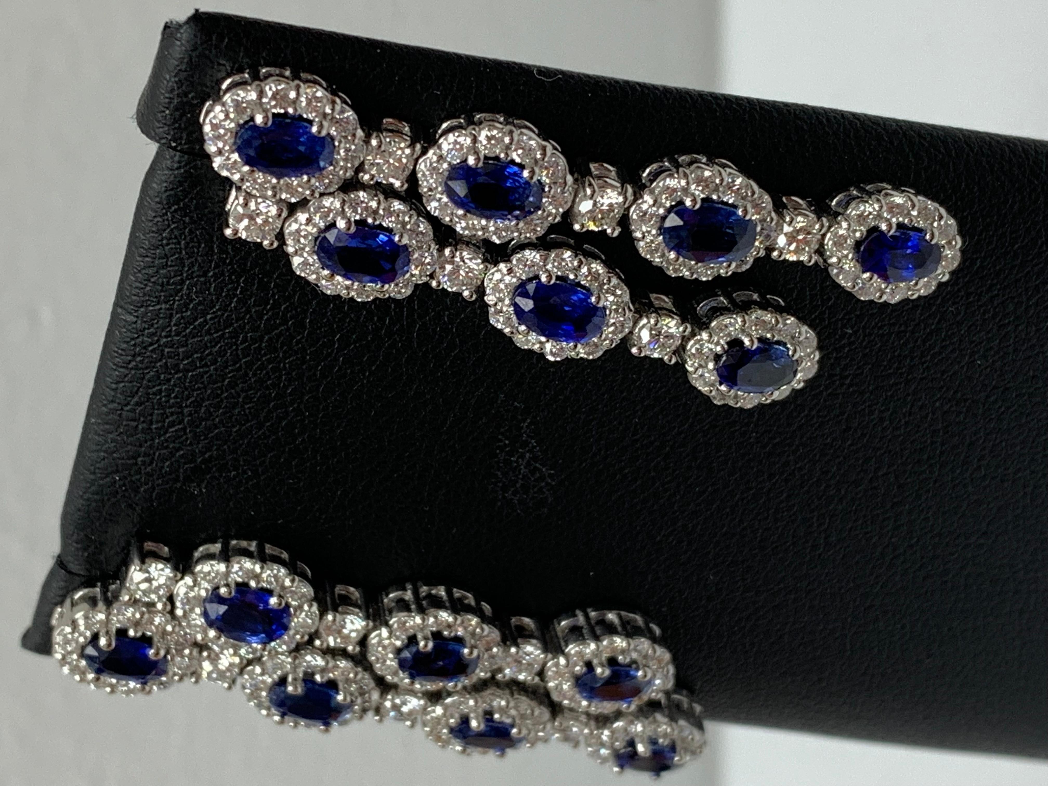 Pendants d'oreilles en or blanc 14 carats avec saphir bleu de taille ovale et diamant halo de 3,82 carats Pour femmes en vente