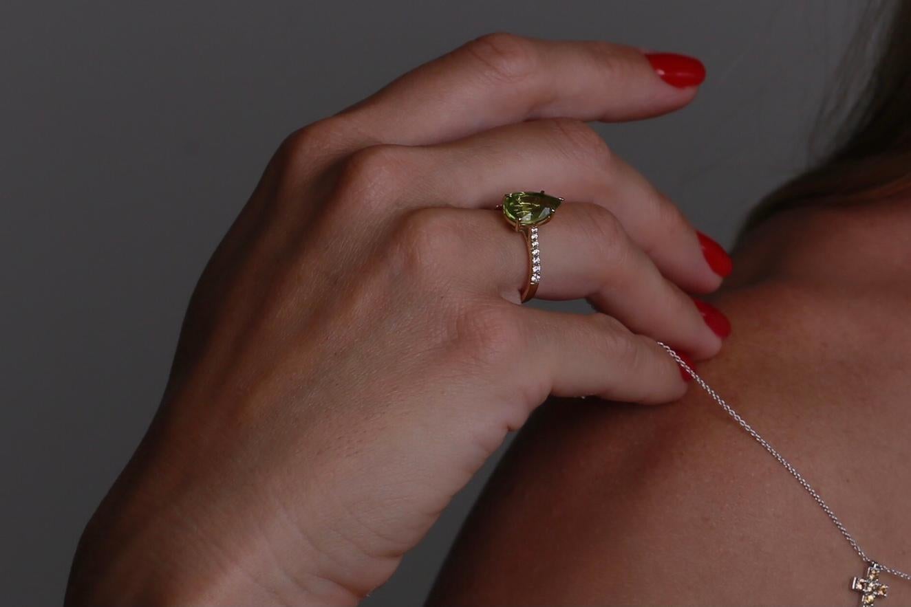 4,046 Ct Peridot Rund Diamant 18 K Gelbgold Ring (Zeitgenössisch) im Angebot