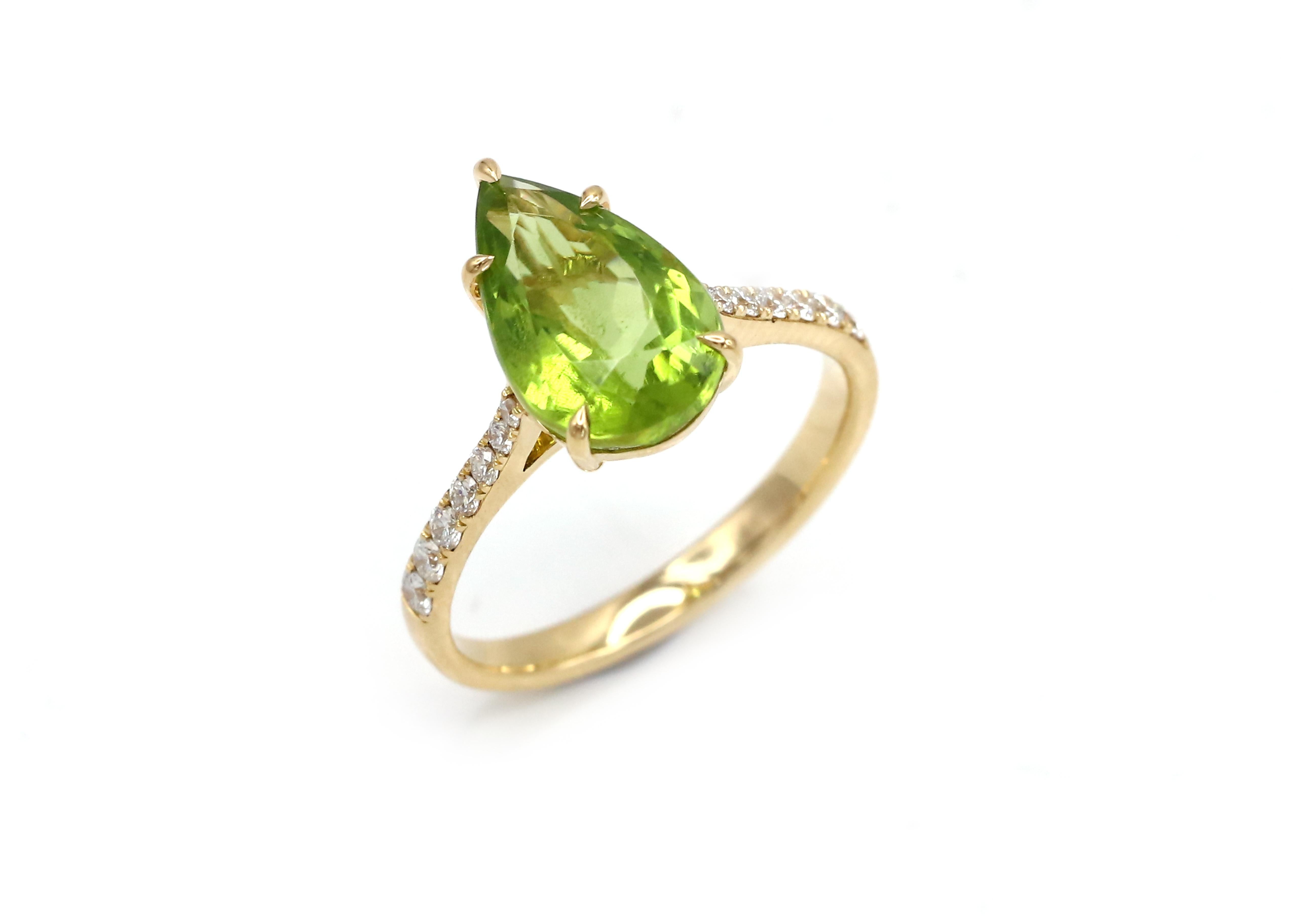 Contemporary 4.046 Ct Peridot Round Diamond 18 K Yellow Gold Ring For Sale