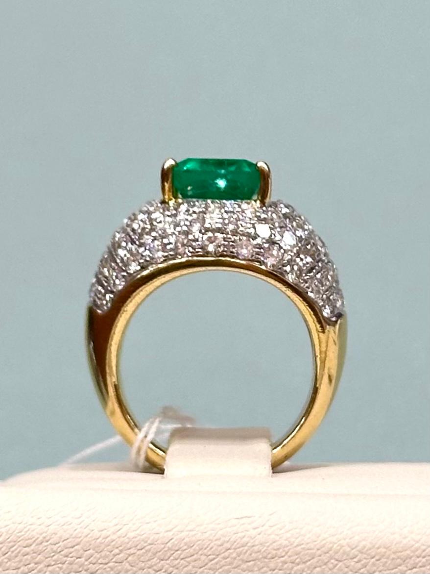 Art Deco 3.82 cts Octagonal Colombian Emerald and Diamond Ring in 18k Yellow Gold For Sale