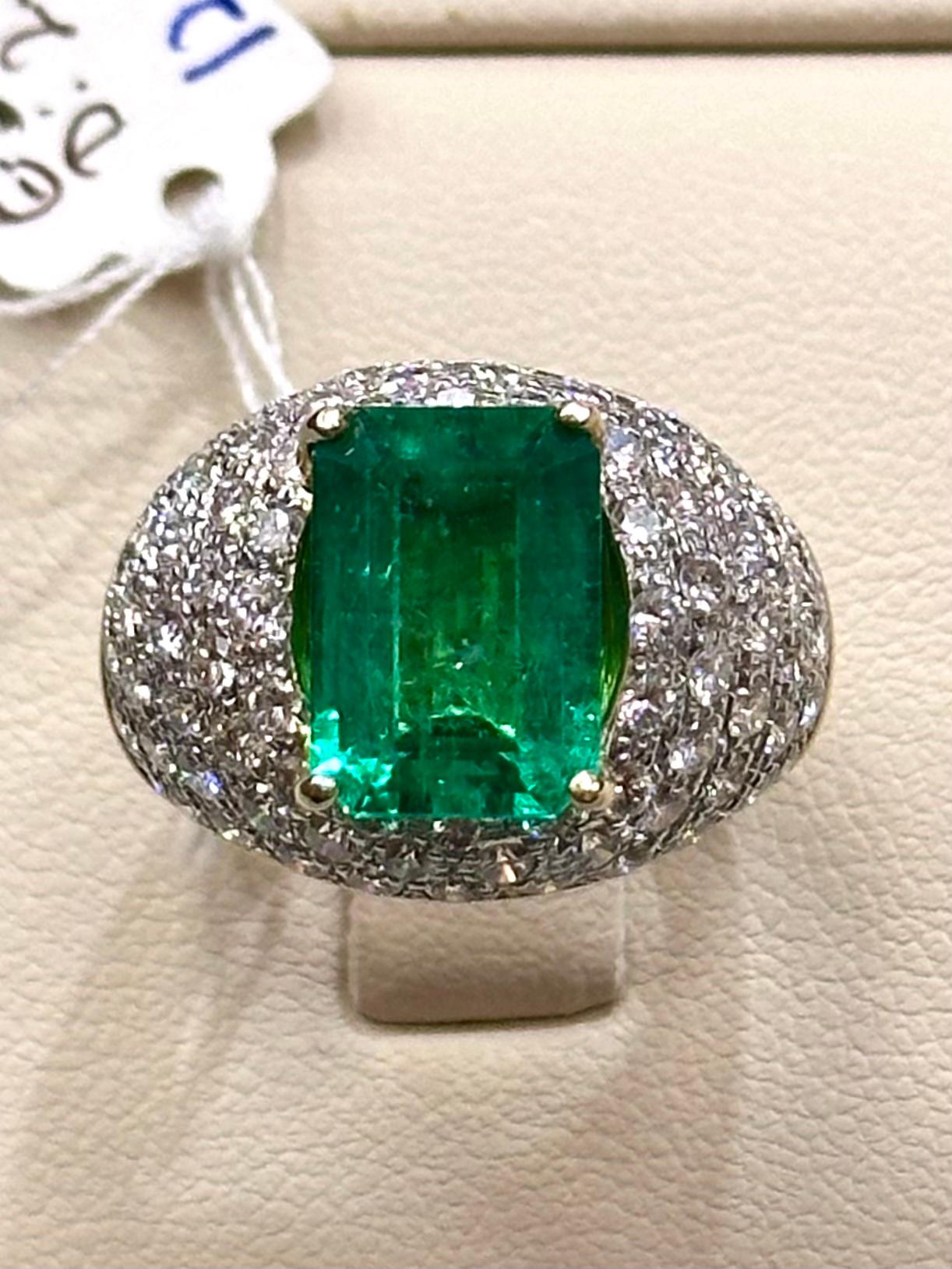3.82 cts Octagonal Colombian Emerald and Diamond Ring in 18k Yellow Gold In New Condition For Sale In New York, NY