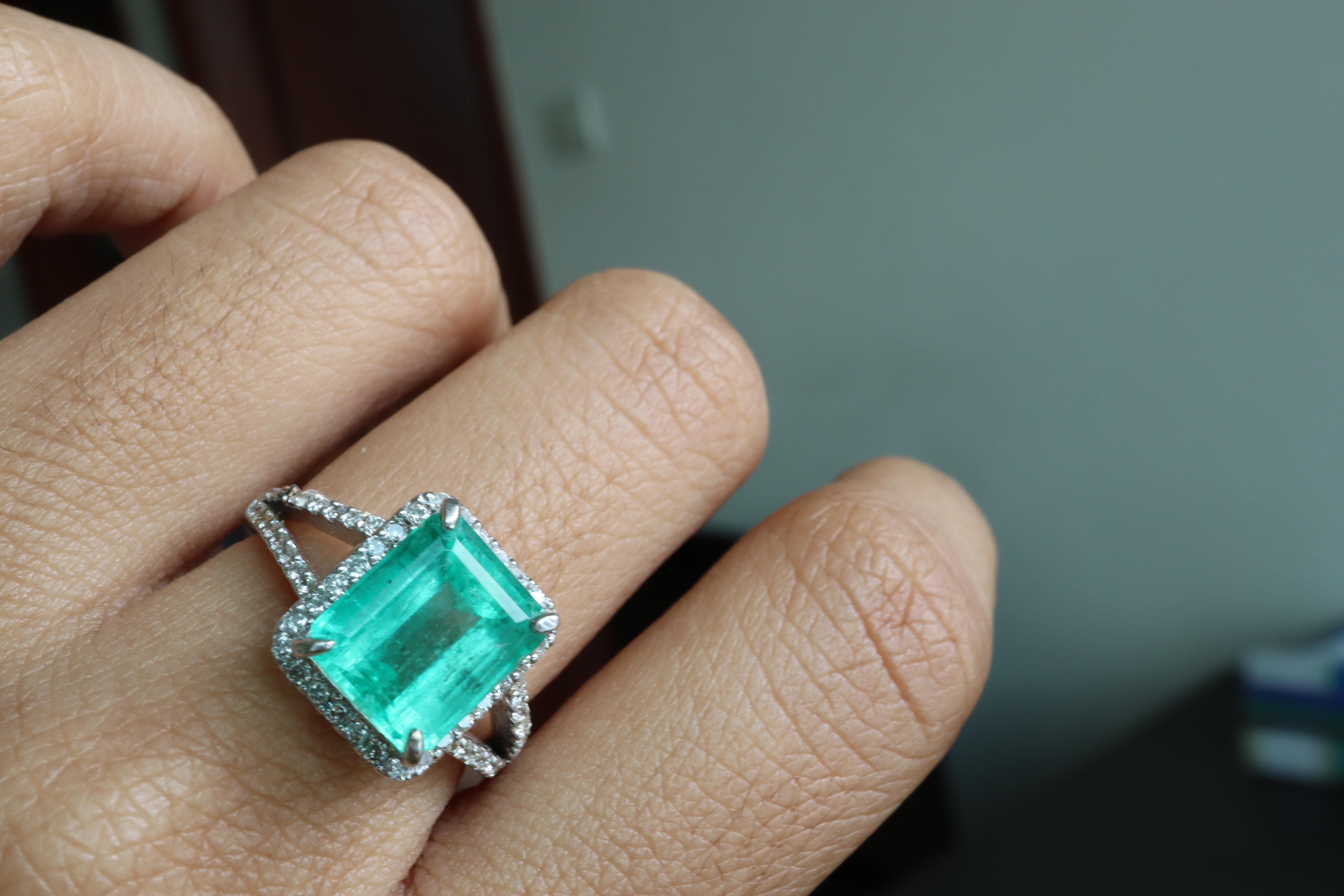 Art Deco GIA Certified 3.82Ct Colombian Emerald Halo Ring in Platinum900 For Sale