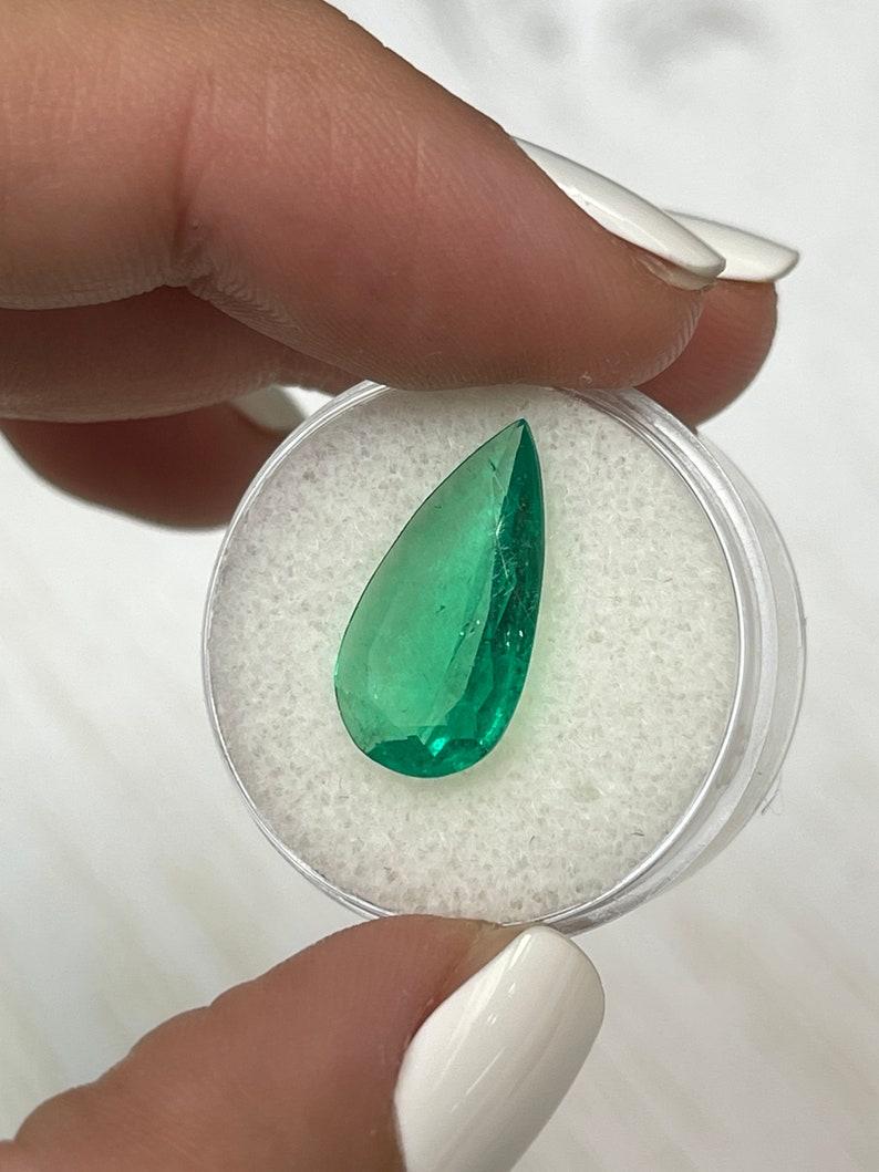 Esmeralda verde colombiana de 3,83 quilates 18x10 - Lágrima talla pera Birthstone de mayo Moderno en venta