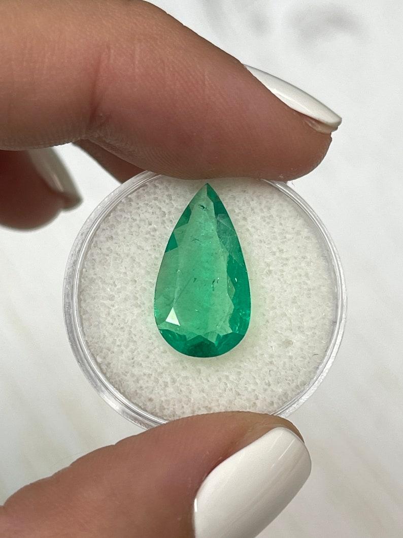 Esmeralda verde colombiana de 3,83 quilates 18x10 - Lágrima talla pera Birthstone de mayo en Nuevo estado para la venta en Jupiter, FL