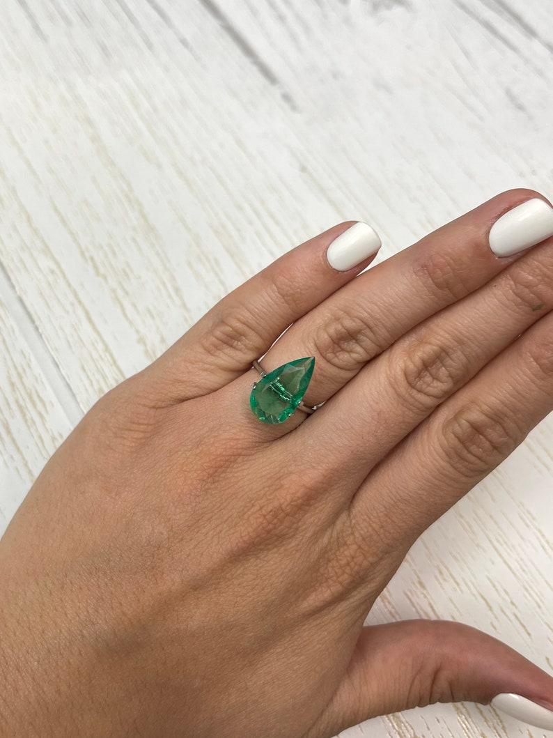 Esmeralda verde colombiana de 3,83 quilates 18x10 - Lágrima talla pera Birthstone de mayo en venta 2