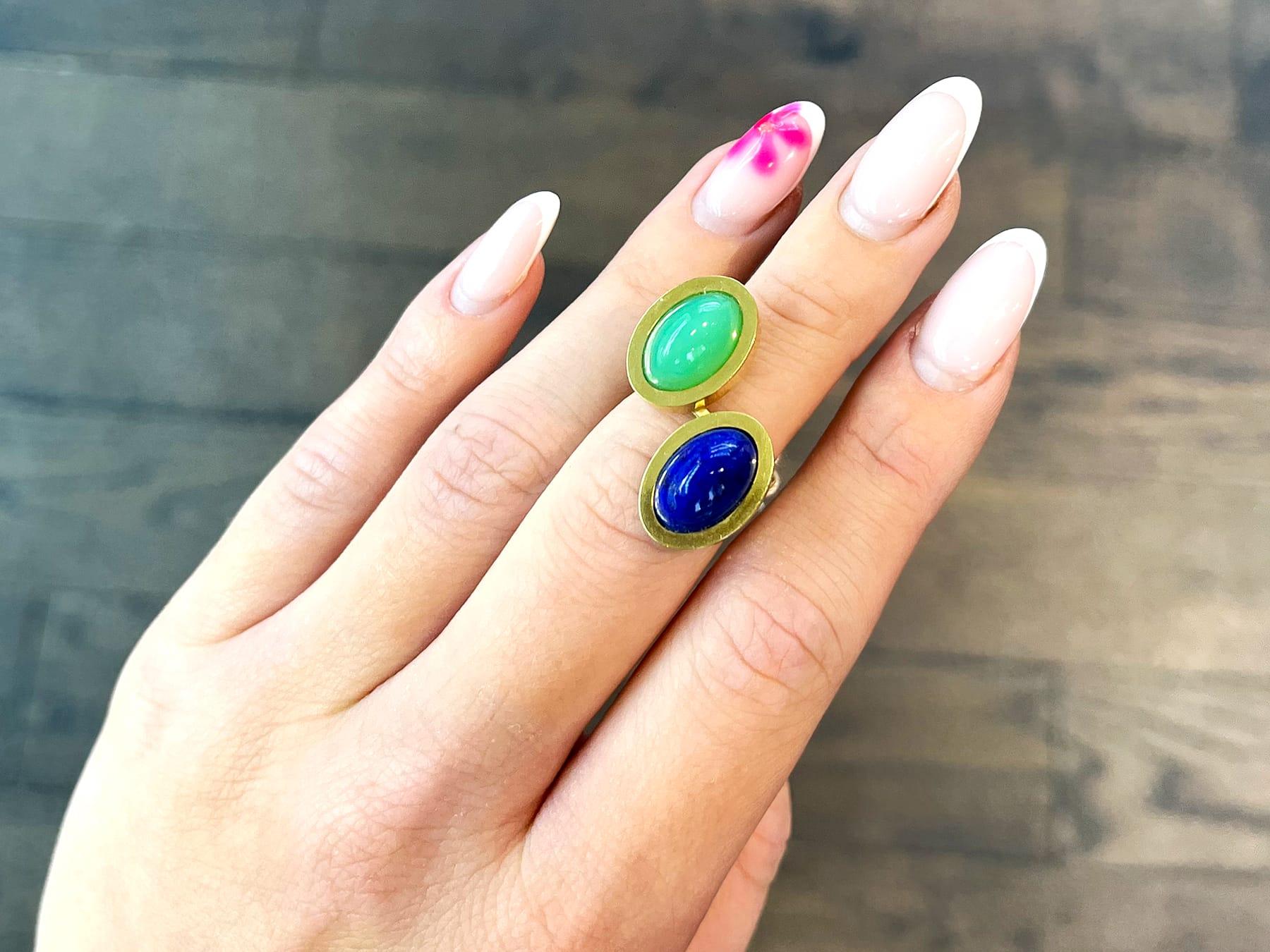  An impressive vintage Italian 3.83 carat chrysoprase and 4.02 carat lapis lazuli, 14 karat yellow gold ring by Salcher Reinhard, Merano; part of our diverse vintage jewelry collections.

This fine and impressive vintage gemstone ring has been