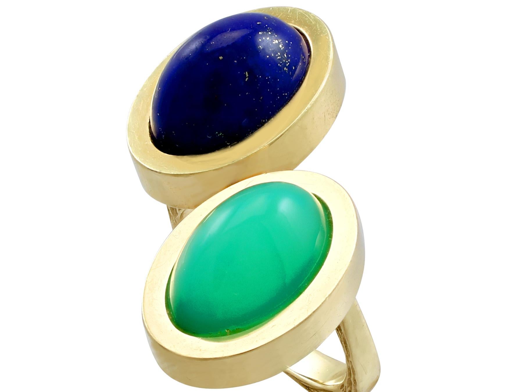 Cabochon 3.83 Carat Chrysoprase and 4.02 Carat Lapis Lazuli Yellow Gold Cocktail Ring For Sale