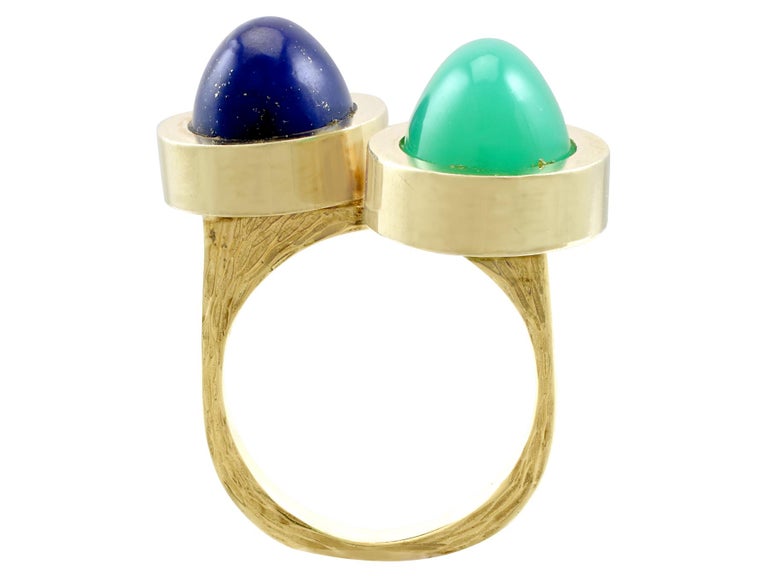 Women's or Men's 3.83 Carat Chrysoprase and 4.02 Carat Lapis Lazuli Yellow Gold Cocktail Ring For Sale