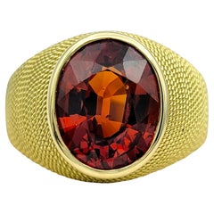 Anello con granato spessartite taglio ovale da 3,83 carati in oro giallo 18 carati testurizzato