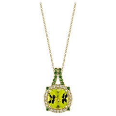 Sunita Nahata Peridoto 3.83 ct. Colgante en 18KYG con Tsavorita y Diamante.