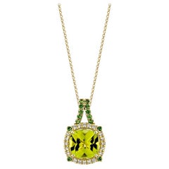 3,83 Karat Peridot-Anhänger aus 18 Karat Gelbgold mit Tsavorit und Diamant.