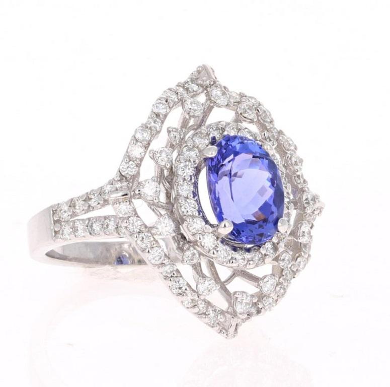 Cette magnifique bague contient une tanzanite ovale de 2,60 carats, entourée de 92 diamants ronds pesant 1,23 carats (pureté : VS2, couleur : F).  Le poids total en carats de la bague est de 3.83 carats.  

La bague est en or blanc 14 carats et pèse