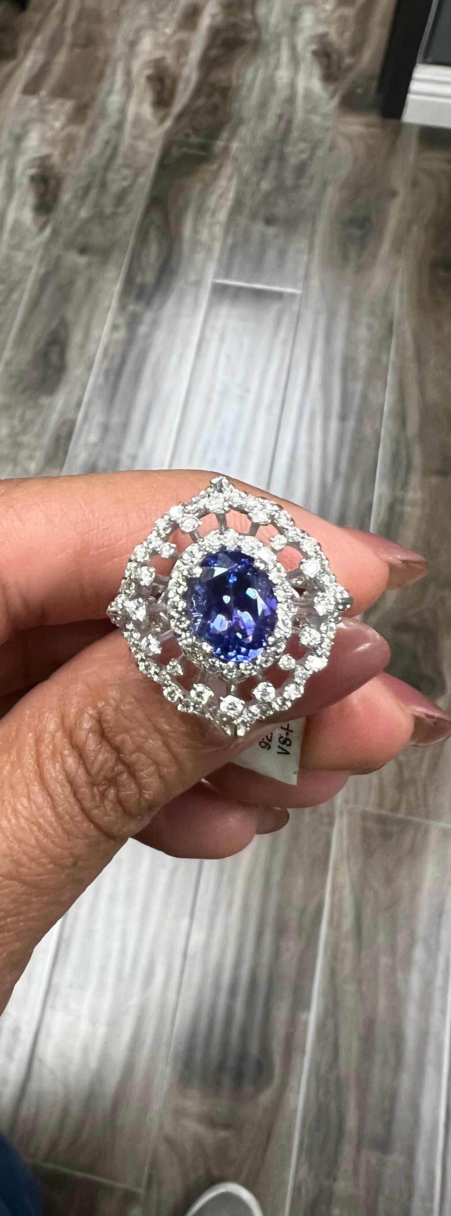 Bague cocktail en or blanc 14 carats avec tanzanite de 3,83 carats et diamant en vente 3