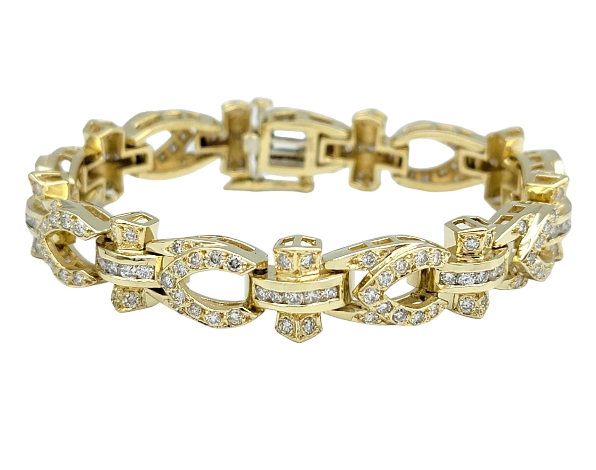 Contemporain Bracelet à maillons ornés de diamants pavés d'une valeur totale de 3,83 carats en or jaune 14 carats en vente