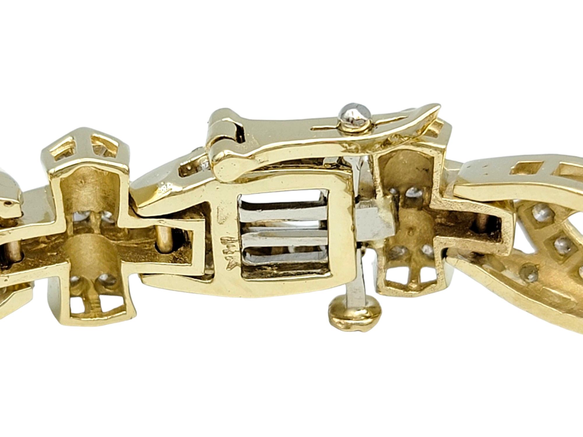 Bracelet à maillons ornés de diamants pavés d'une valeur totale de 3,83 carats en or jaune 14 carats en vente 3
