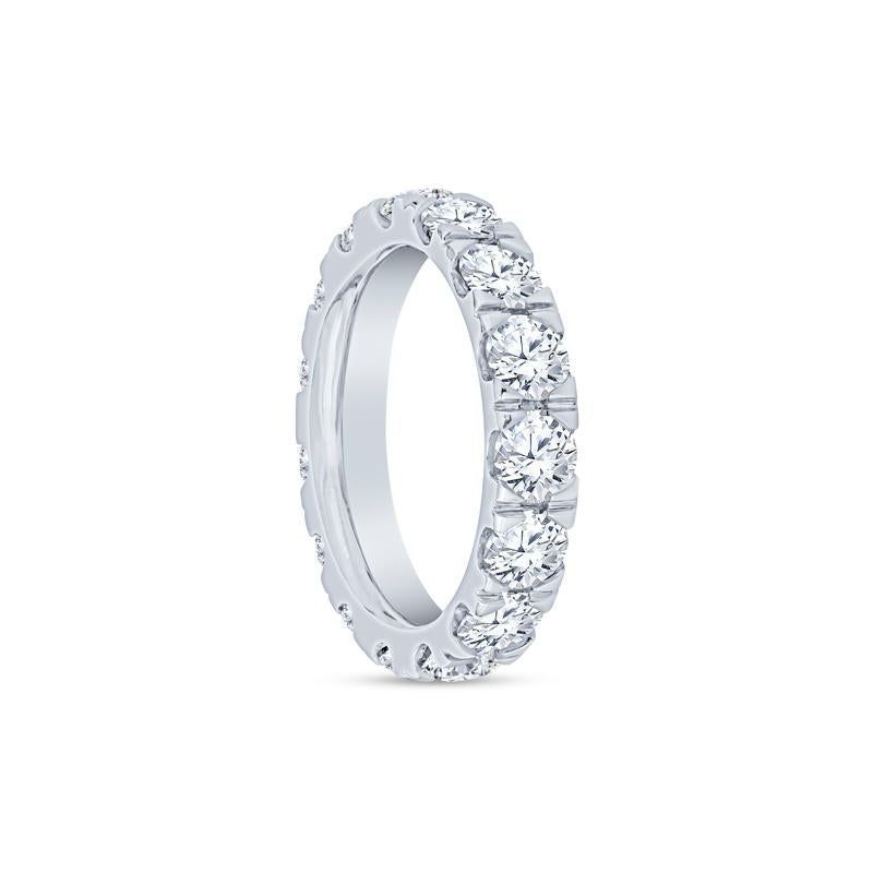 Questa raffinata fascia per l'eternità presenta un totale di 3,83 carati di splendidi diamanti rotondi elegantemente incastonati in oro bianco da 18 carati. Con una larghezza di 4,25 mm e una taglia 6, è la scelta perfetta per tutte le donne che