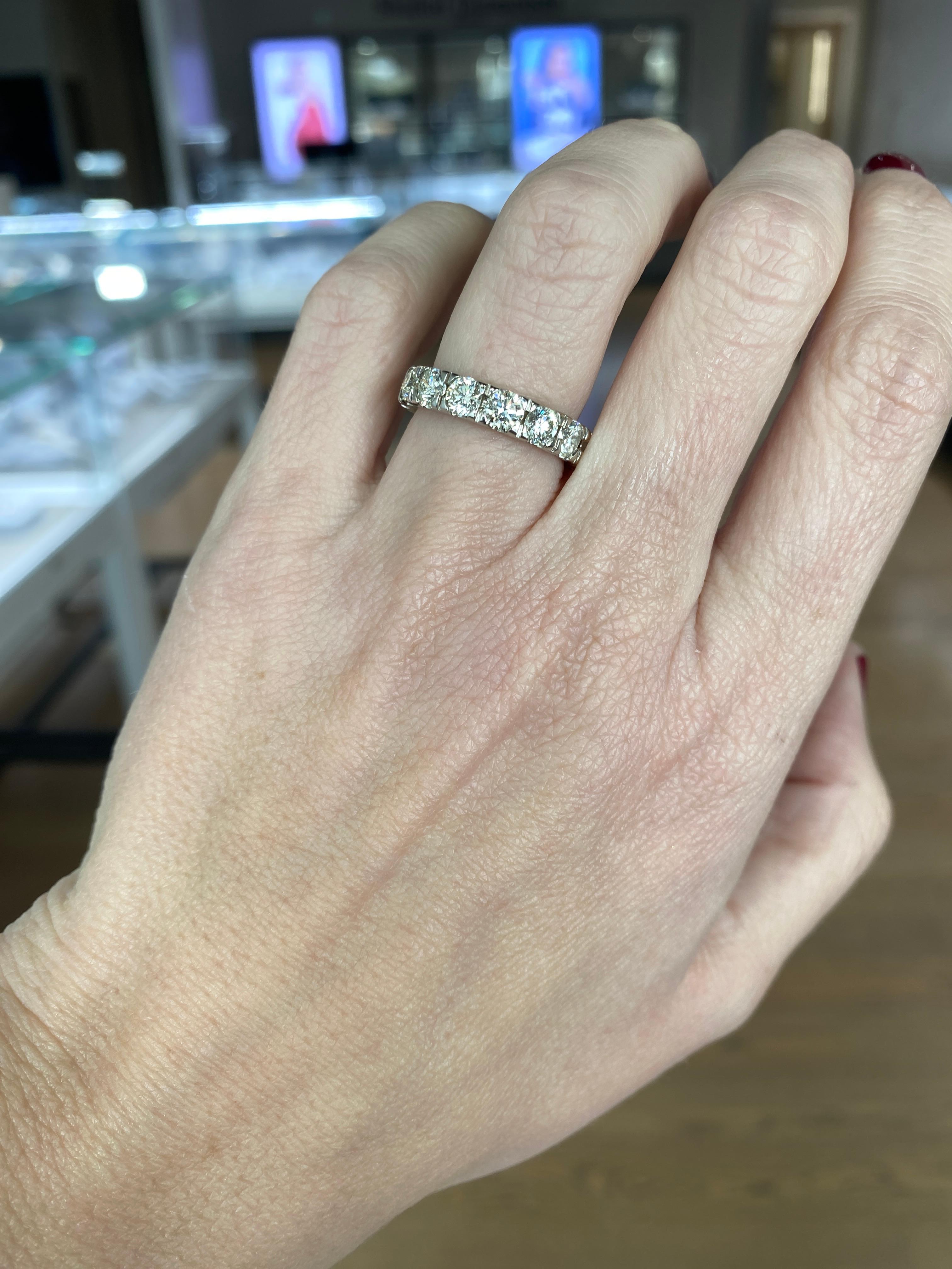 da uomo o donna Fascia per l'eternità con diamanti tondi naturali da 3,83 carati di peso totale in vendita