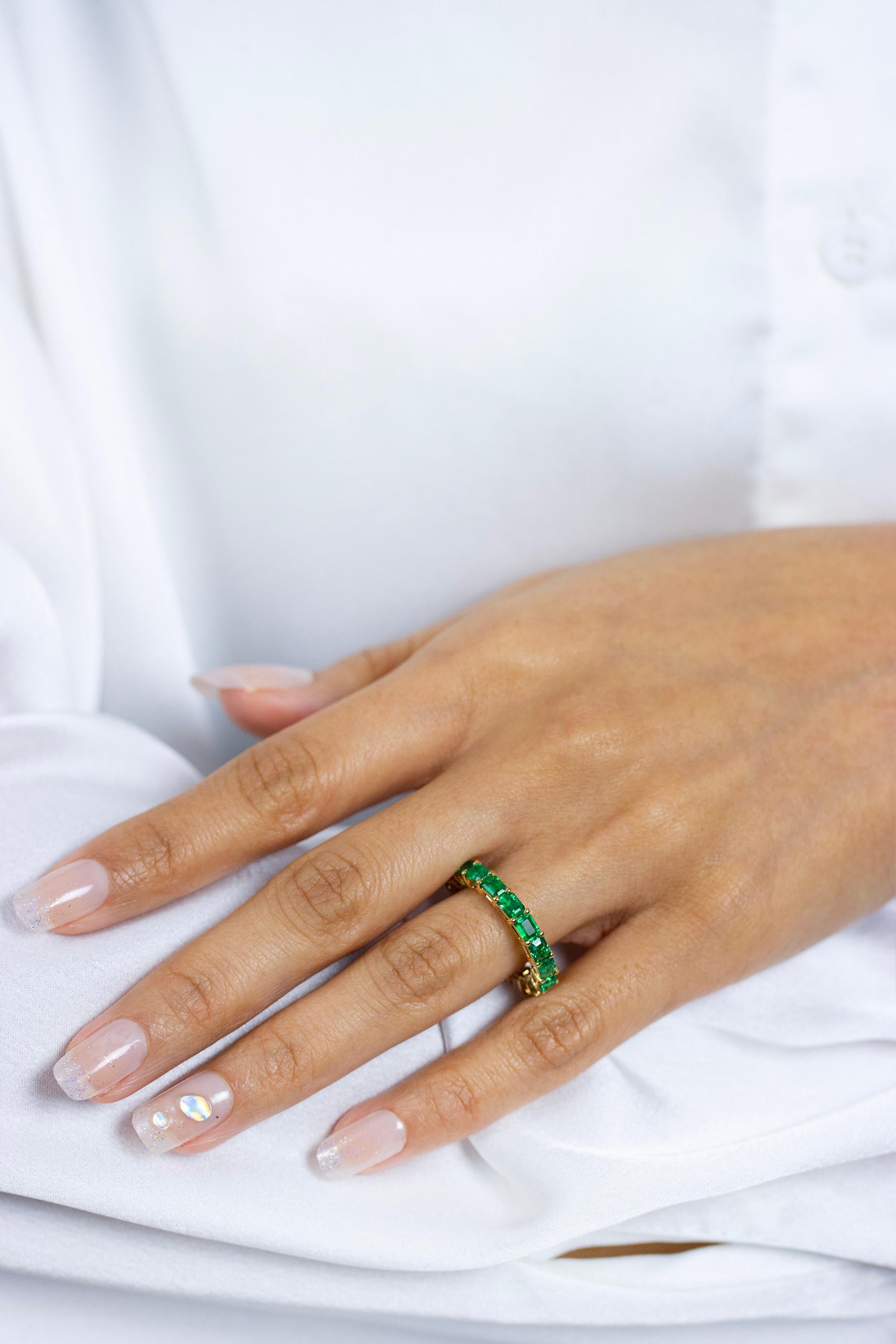 Contemporary 3.83 Carats Total Mixed Cut Half Emerald & Diamond Eternity Wedding Band For Sale