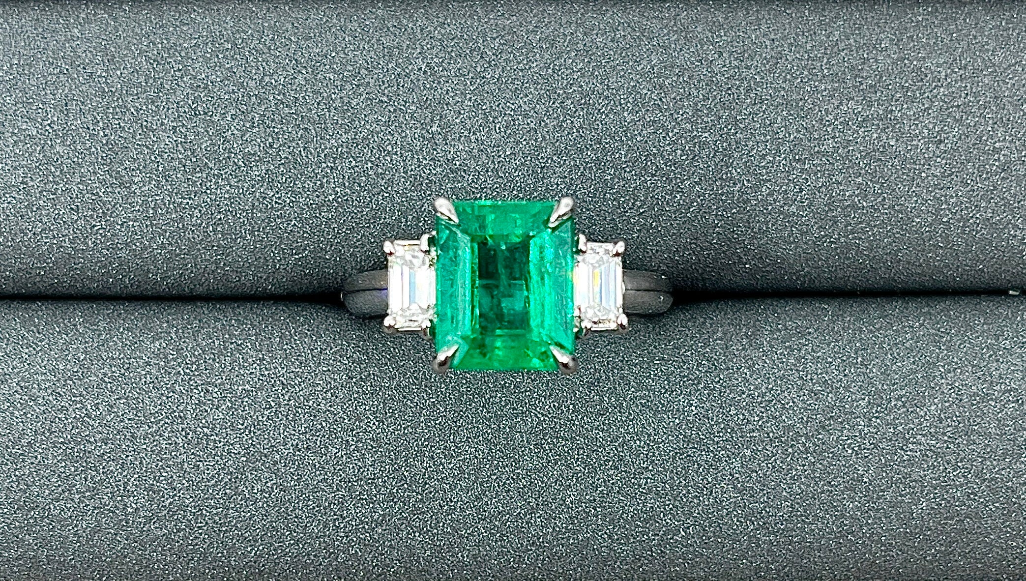 3.83 ct Natural Emerald & Diamond Ring