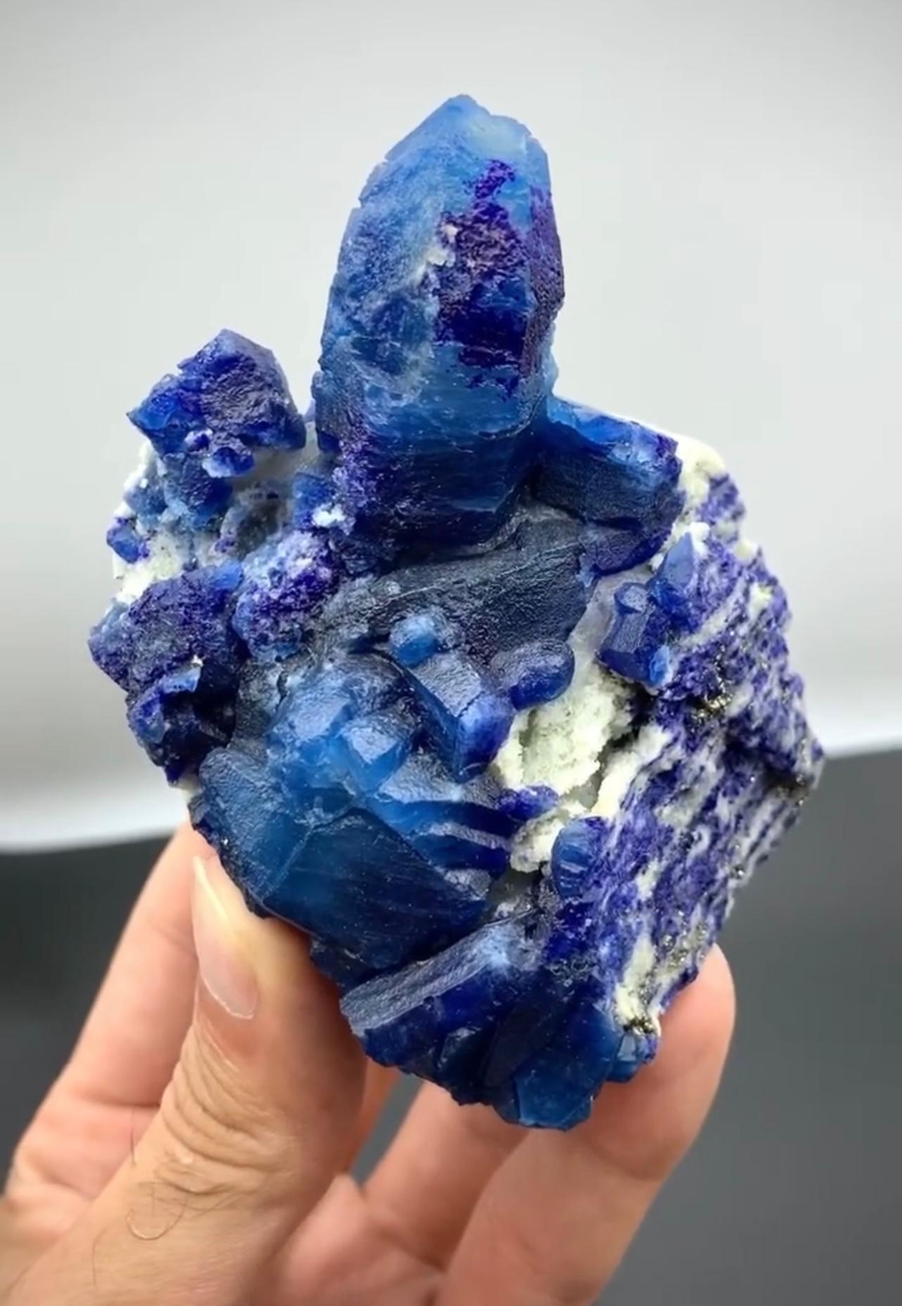 383 Gramm Seltener blauer afghanischer Kristall auf Lazurit mit Pyrit aus Afghanistan im Angebot 3