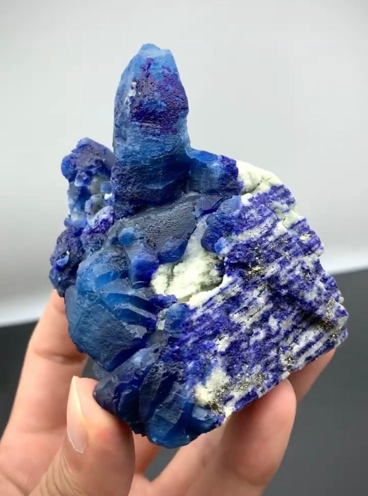 Informationen zum Produkt:

Exemplar Typ: Afghanit auf Lazurit mit Pyrit

Gewicht: 383 Gramm

Abmessungen: H: 8,8 x B: 6,5 x T: 6,8 cm

Herkunft: Saar-e-Sang Mine, Provinz Badakhshan, Afghanistan

Behandlung: Keine 

Beschreibung:

Diese seltene