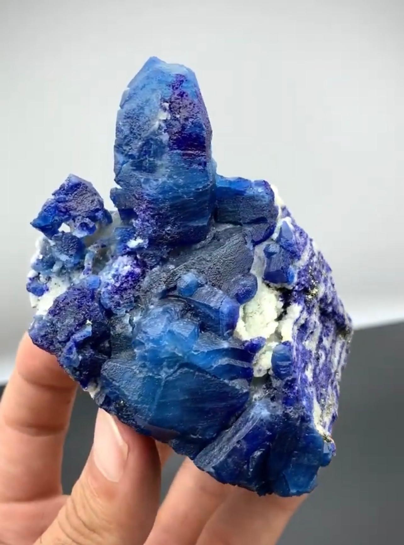 383 Gramm Seltener blauer afghanischer Kristall auf Lazurit mit Pyrit aus Afghanistan (Adamstil) im Angebot