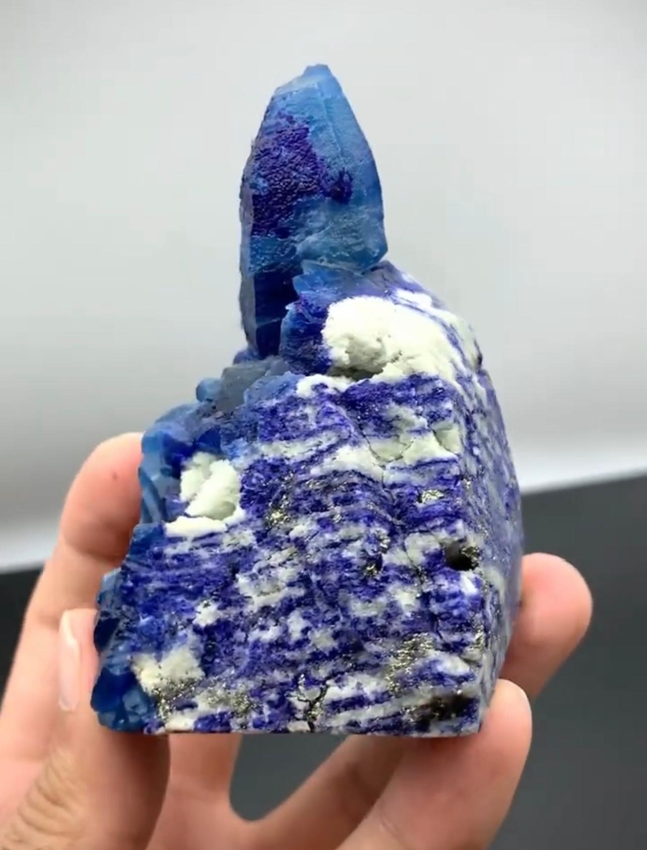 383 Gramm Seltener blauer afghanischer Kristall auf Lazurit mit Pyrit aus Afghanistan (Afghanisch) im Angebot