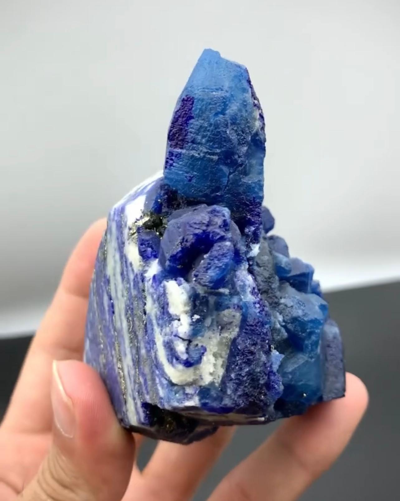 383 Gramm Seltener blauer afghanischer Kristall auf Lazurit mit Pyrit aus Afghanistan im Zustand „Hervorragend“ im Angebot in Peshawar, PK