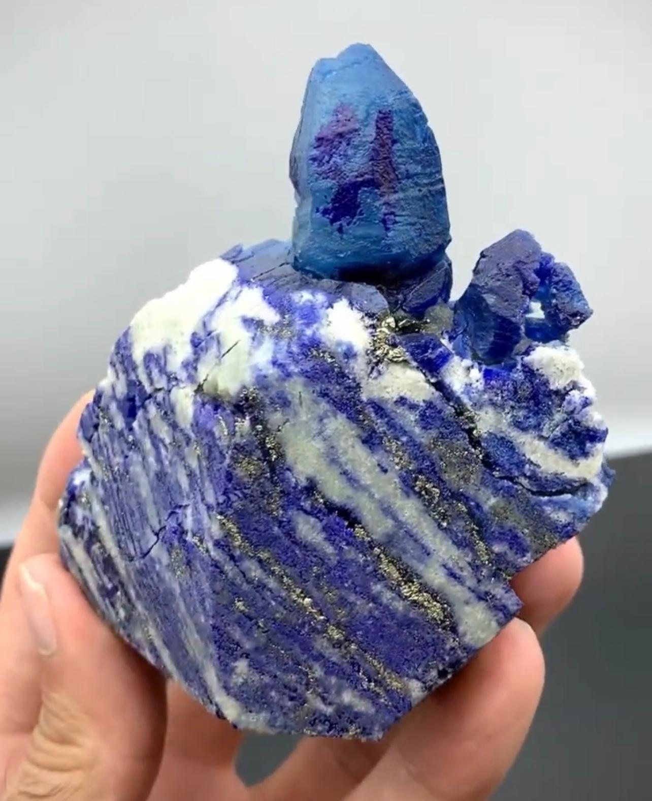 383 Gramm Seltener blauer afghanischer Kristall auf Lazurit mit Pyrit aus Afghanistan (21. Jahrhundert und zeitgenössisch) im Angebot