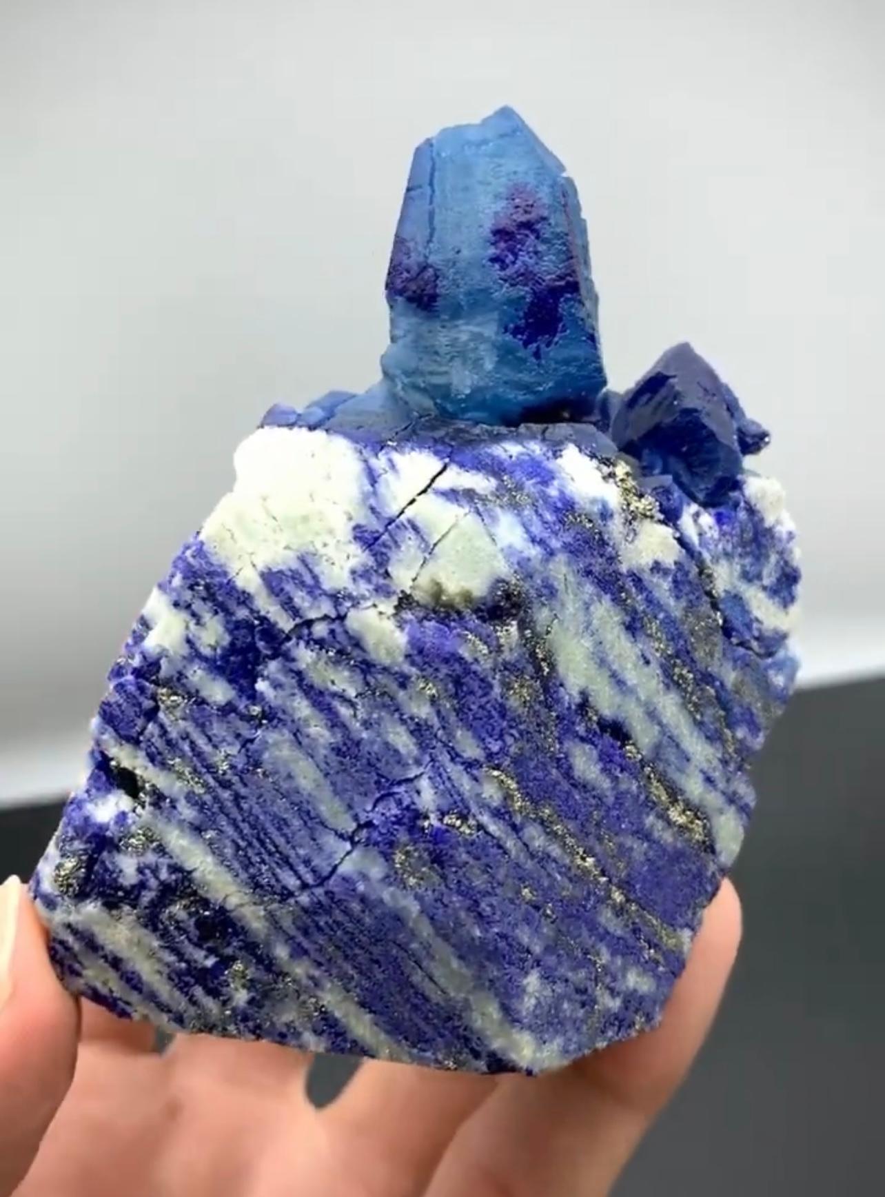 383 Gramm Seltener blauer afghanischer Kristall auf Lazurit mit Pyrit aus Afghanistan (Sonstiges) im Angebot