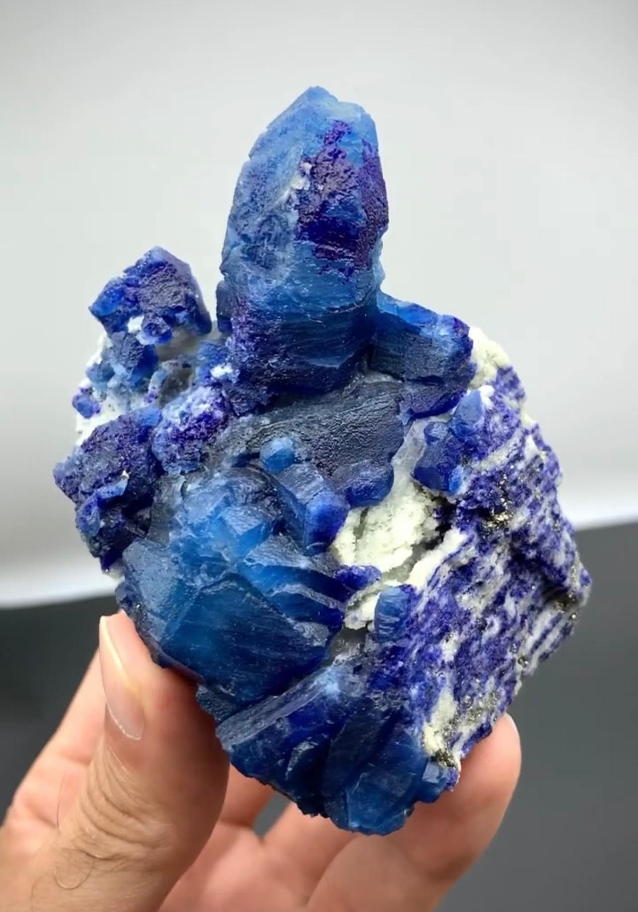 383 Gramm Seltener blauer afghanischer Kristall auf Lazurit mit Pyrit aus Afghanistan im Angebot 1