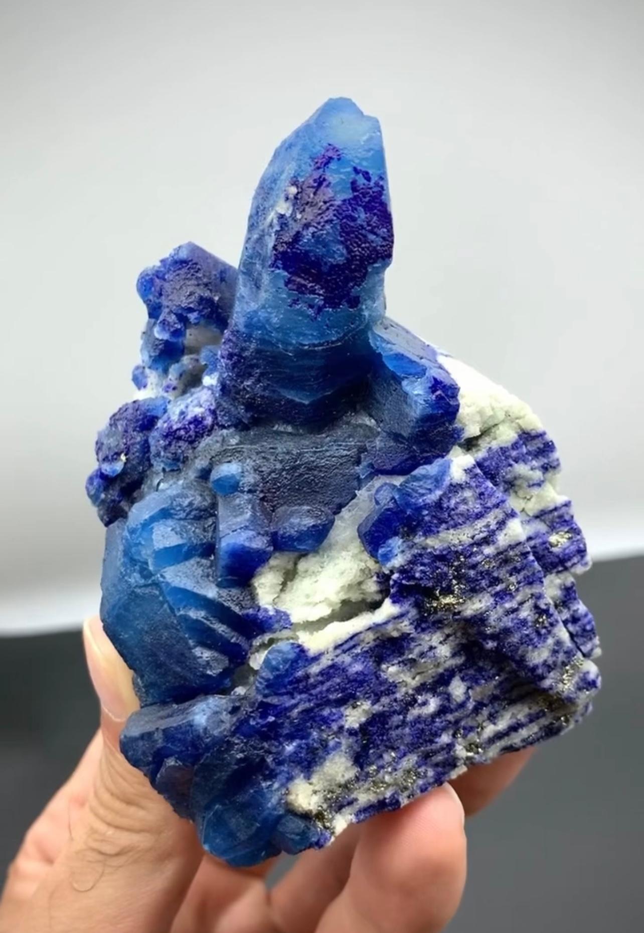 383 Gramm Seltener blauer afghanischer Kristall auf Lazurit mit Pyrit aus Afghanistan im Angebot 2