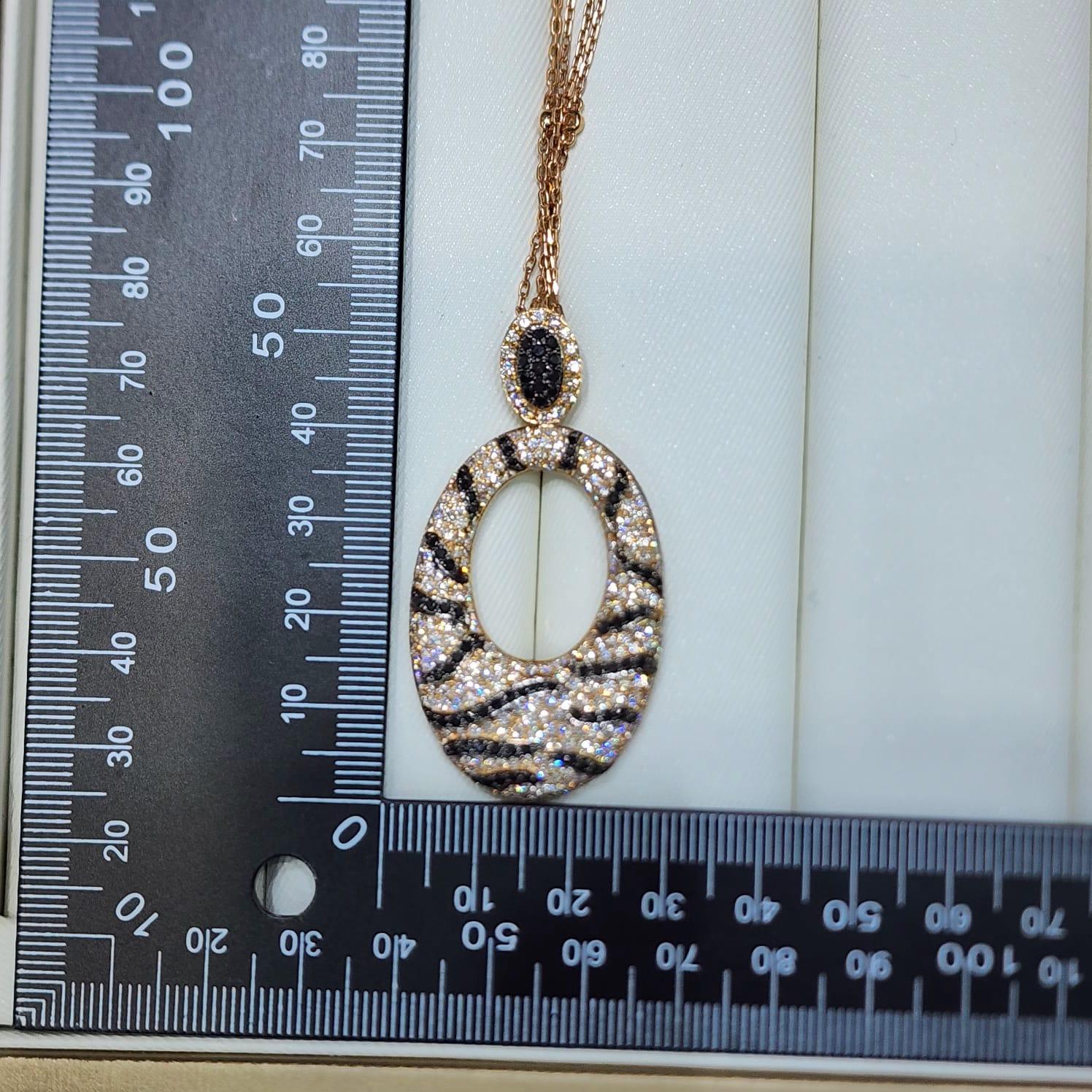 Ciondolo con diamanti bianchi e neri da 3,83 T.C.W con catena in oro rosa 18 carati In condizioni Nuovo in vendita a Hong Kong, HK