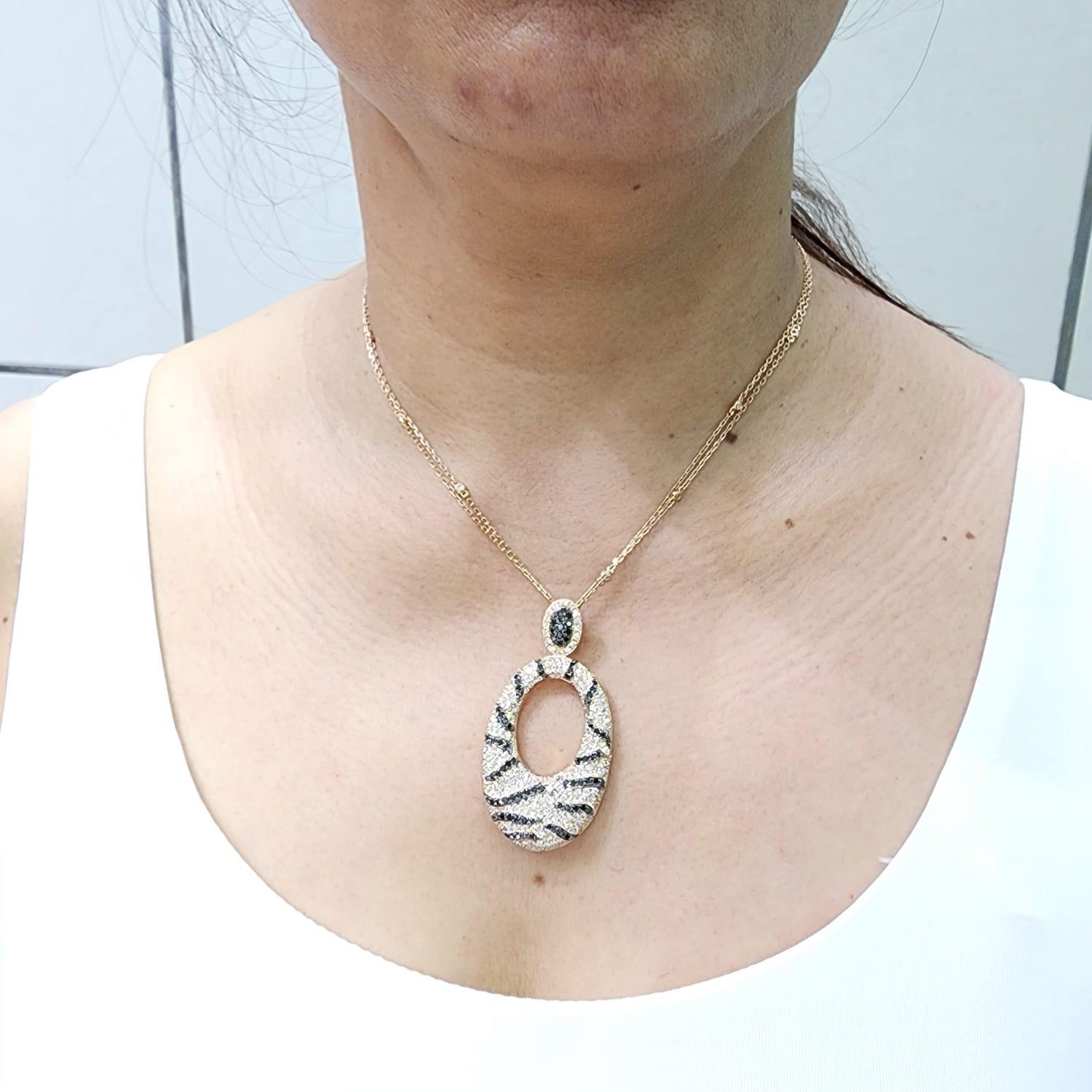 Donna Ciondolo con diamanti bianchi e neri da 3,83 T.C.W con catena in oro rosa 18 carati in vendita